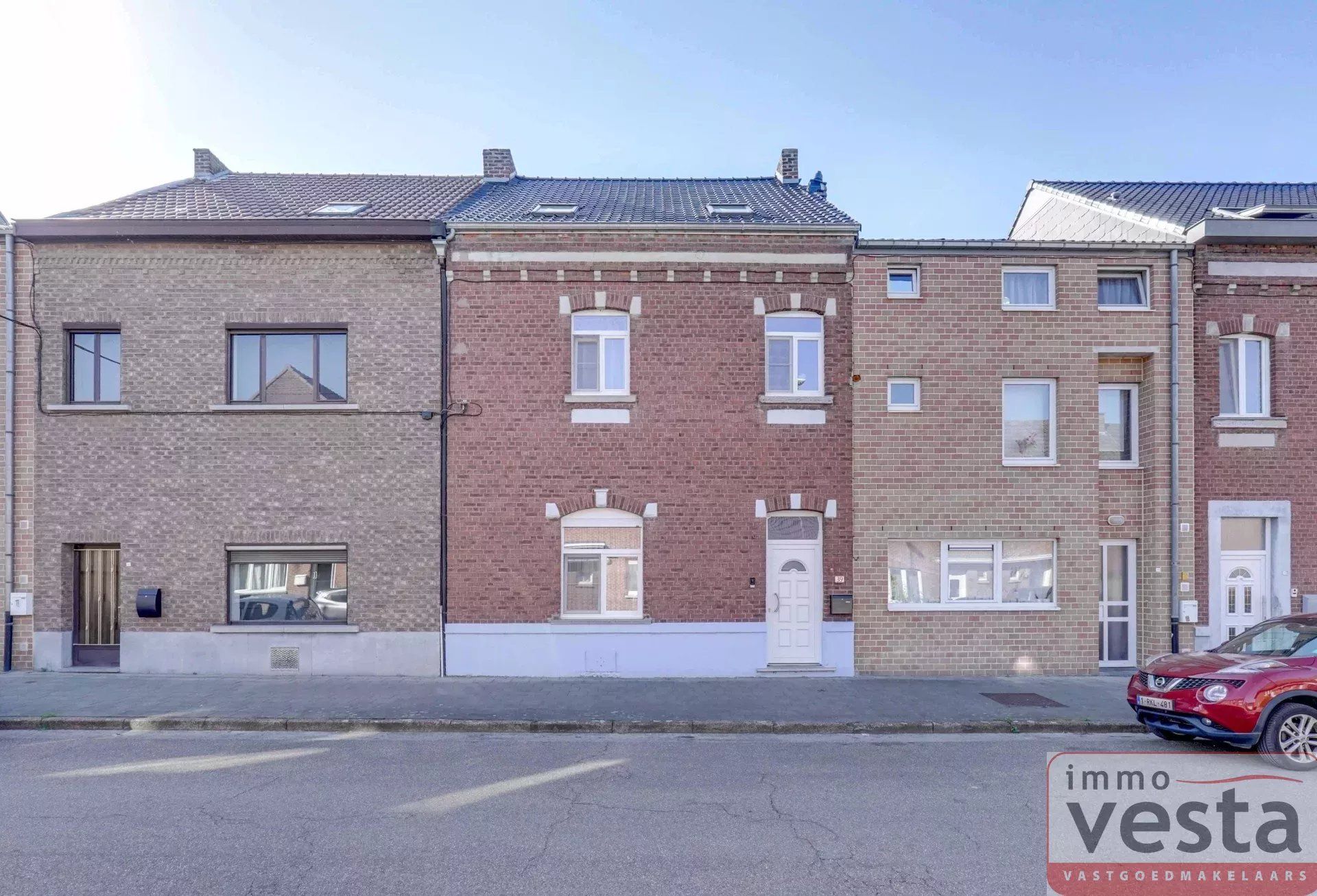 Ruime rijwoning nabij centrum Sint-Truiden foto {{pictureIndex}}