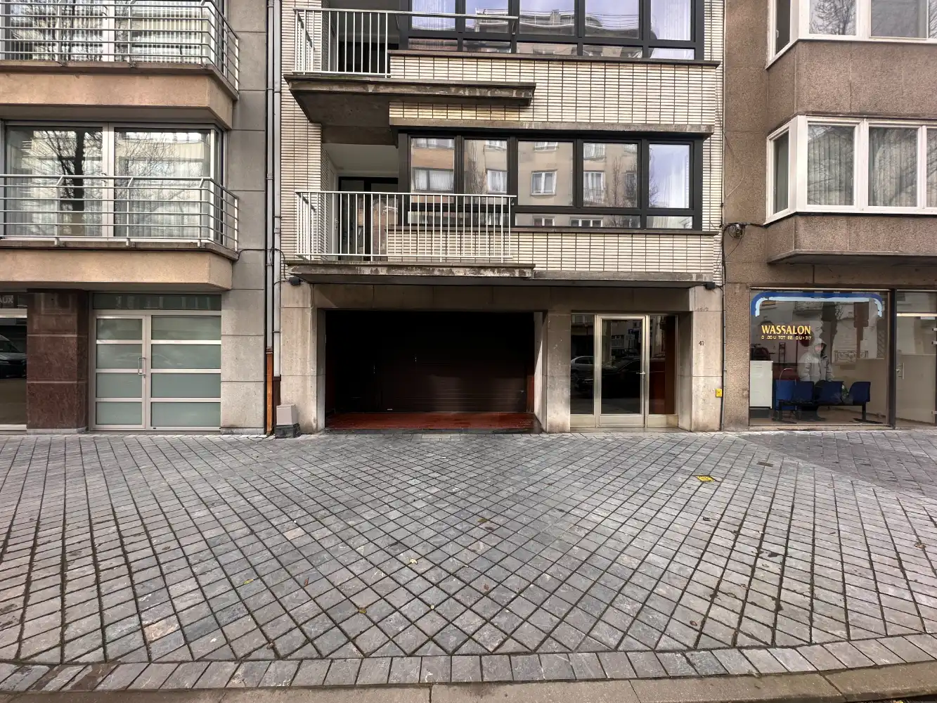 Gesloten garagebox in centrum foto {{pictureIndex}}