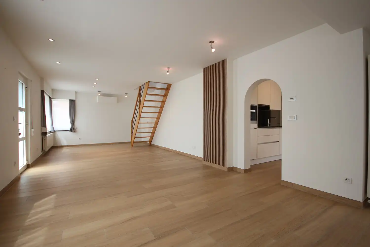 Gunstig gelegen woning met zeer veel lichtinval met minstens 2 slaapkamers foto 2