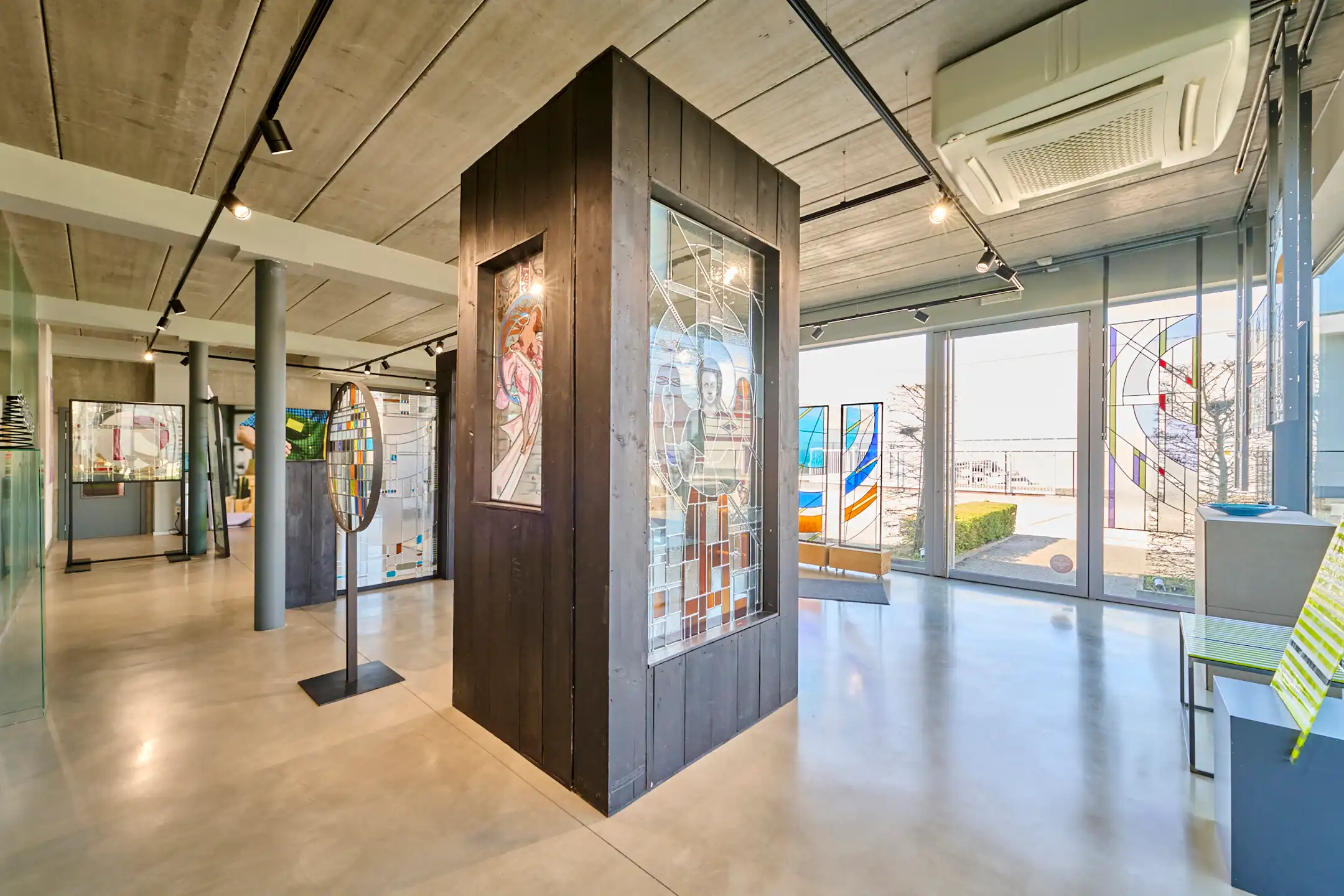 MULTIFUNCTIONEEL BEDRIJFSGEBOUW MET APPARTEMENT EN BUITENTERREIN foto 4