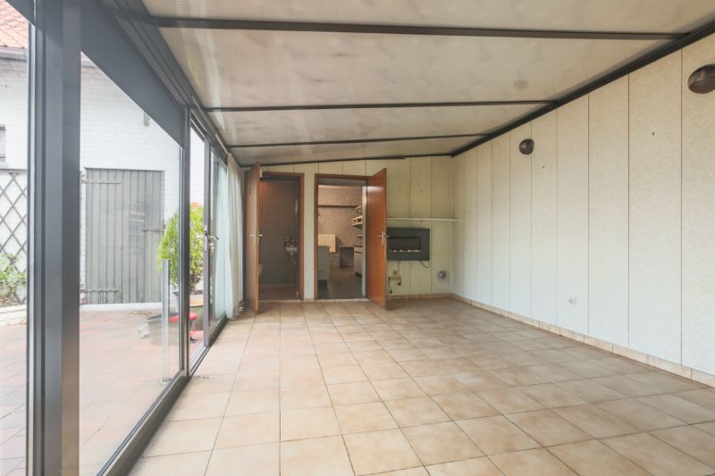 Rustig gelegen, ruime te moderniseren woning met tuin, garage en  bijgebouw van +/- 60m²  ....(kijkt uit op de velden). foto 15