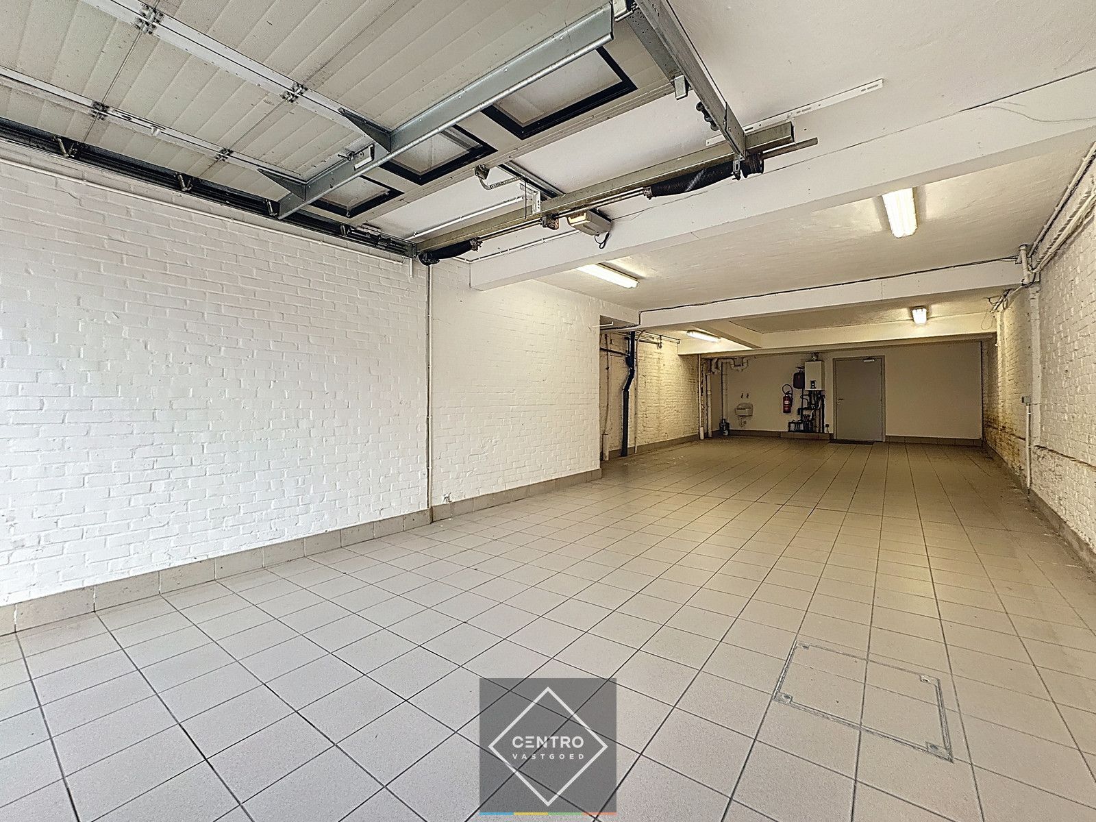 Centraal gelegen pand met ruime garage! foto 14