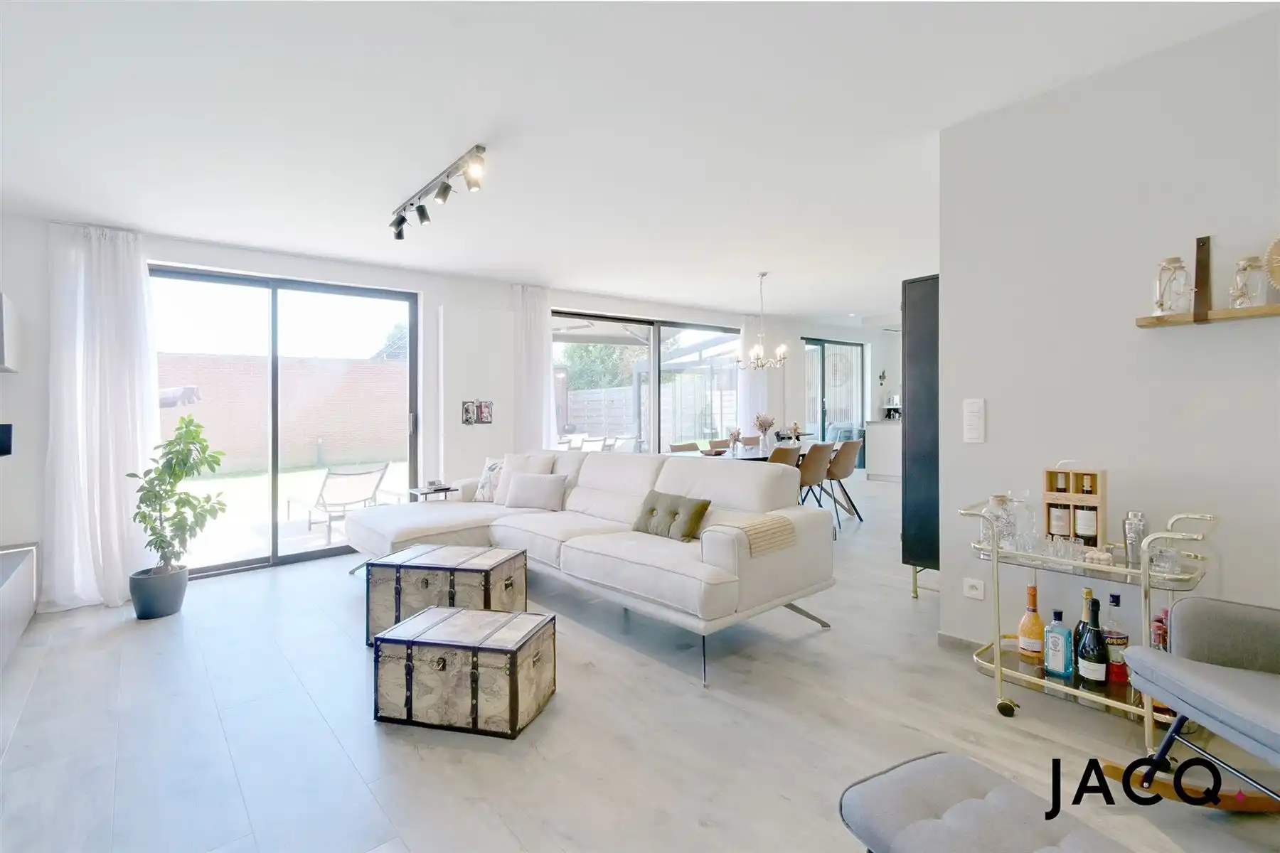 Gelijkvloers appartement met tuin en grote garage! foto {{pictureIndex}}