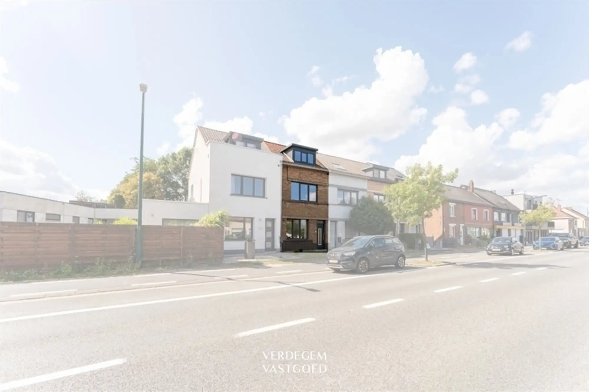 Zeer bereikbare gezinswoning met 4 slaapkamers en paadje naar zonnige tuin foto 17