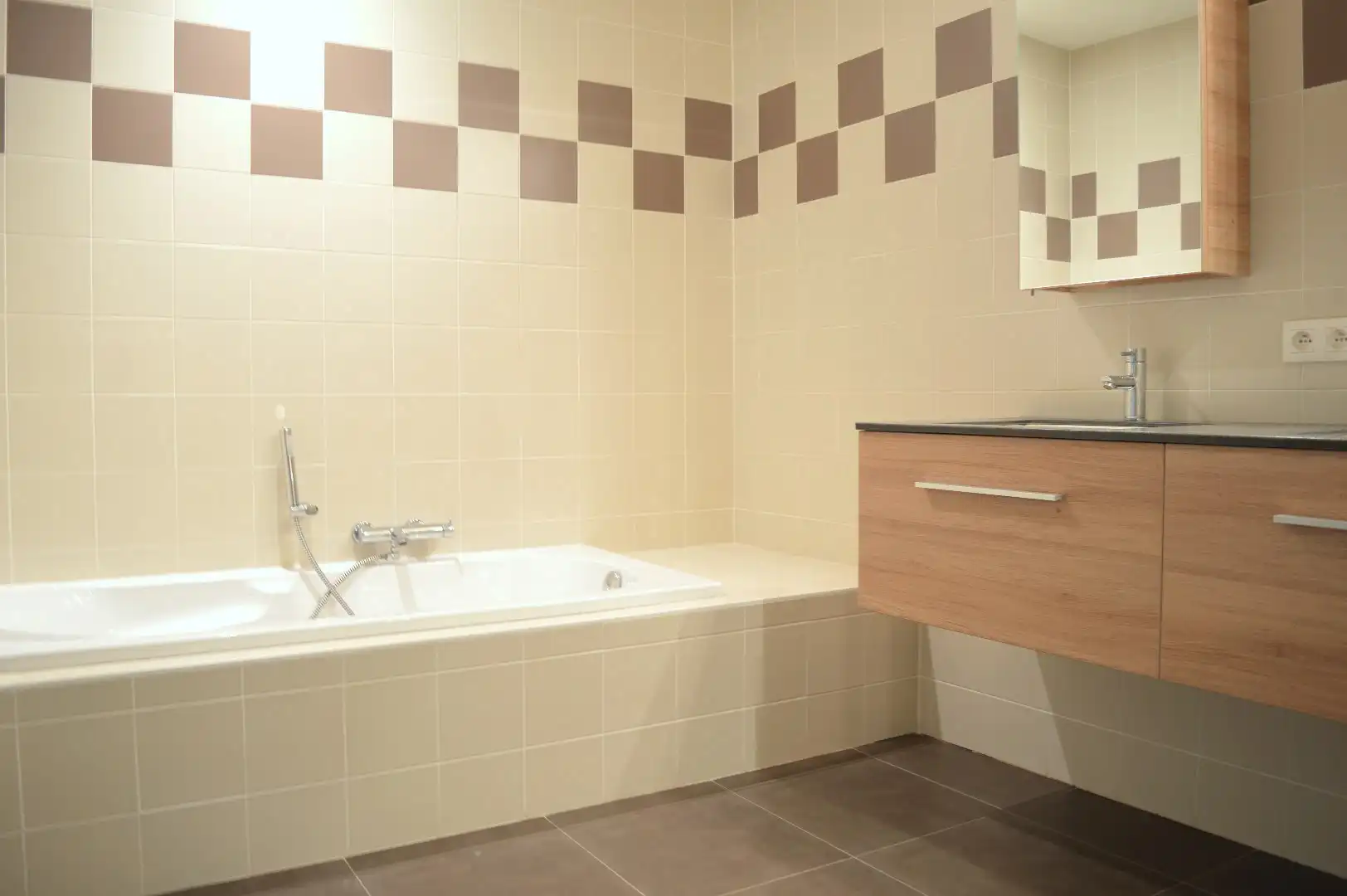 Ruim instapklaar appartement met 3 slaapkamers en autostaanplaats te koop nabij centrum Harelbeke foto 8