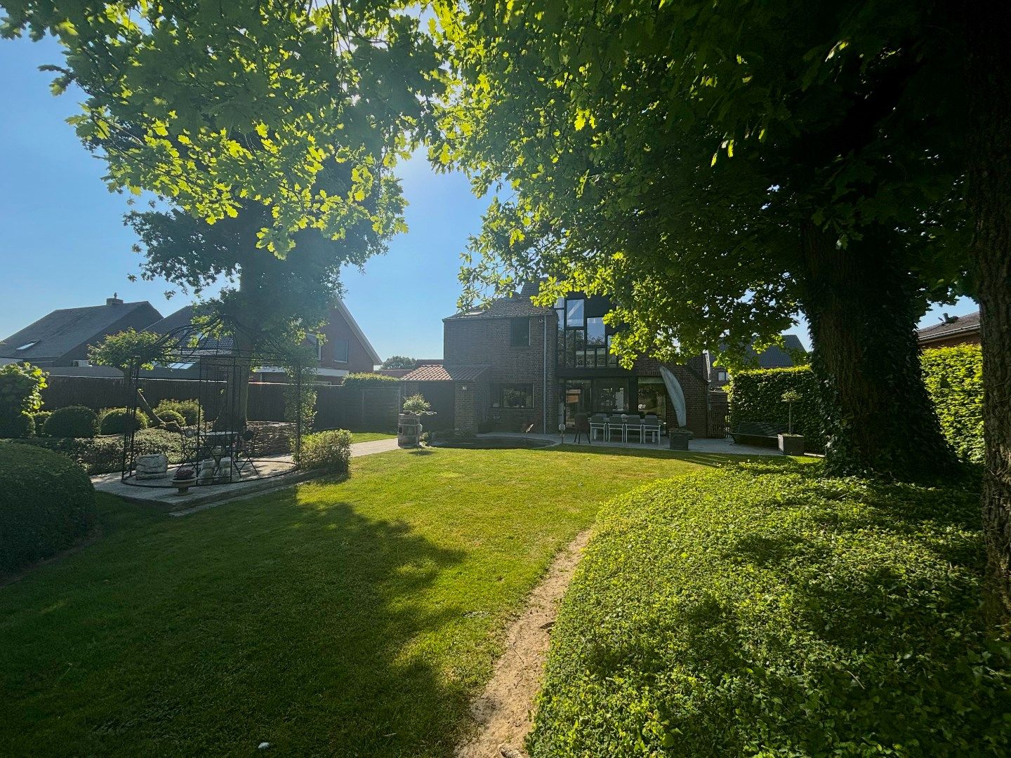 Ruime originele villa met prachtige tuin. Opp 1327m². foto 17