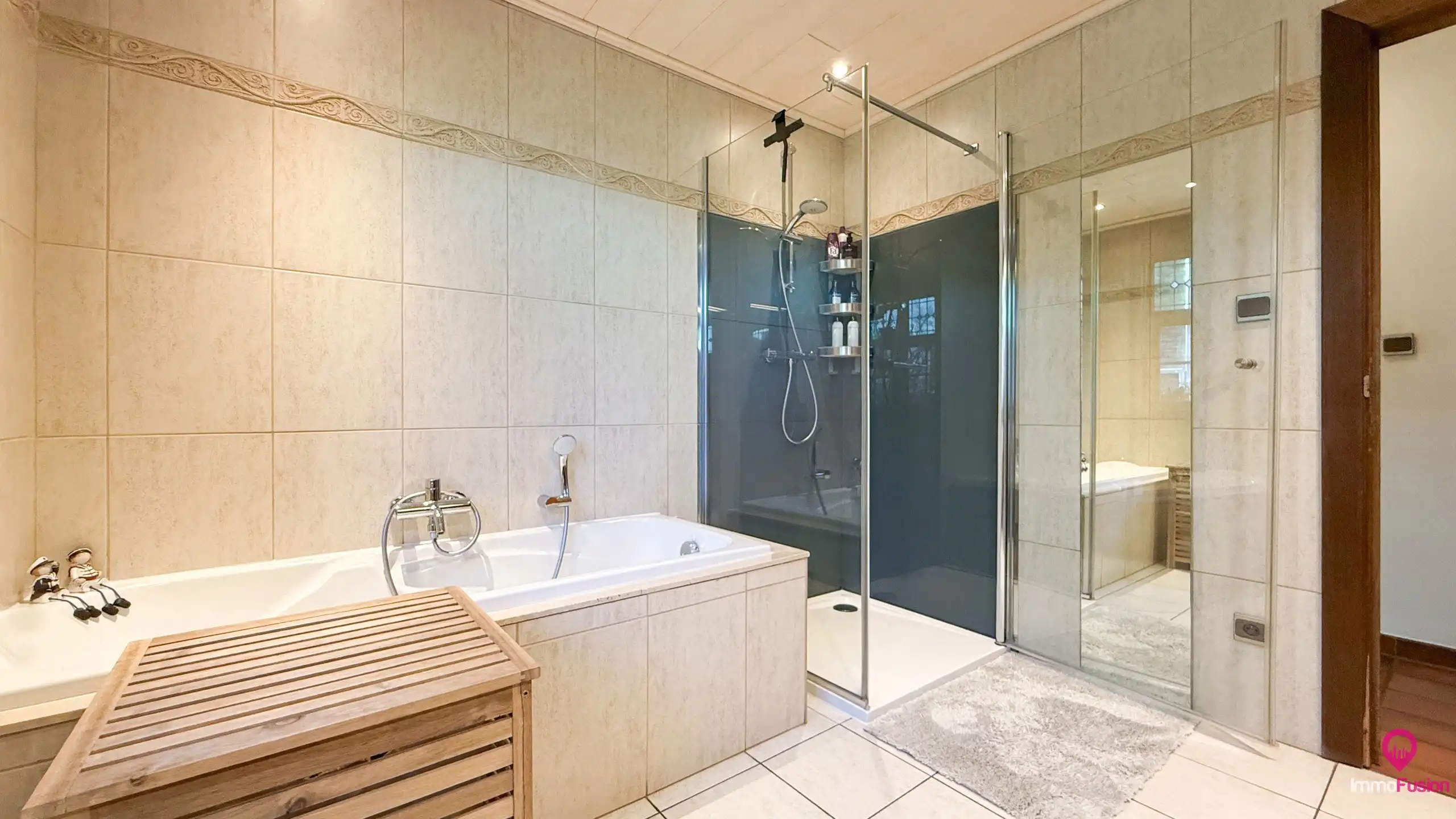 Instapklare gezinswoning met 5slpks, dubbele garage en tuin! foto 17