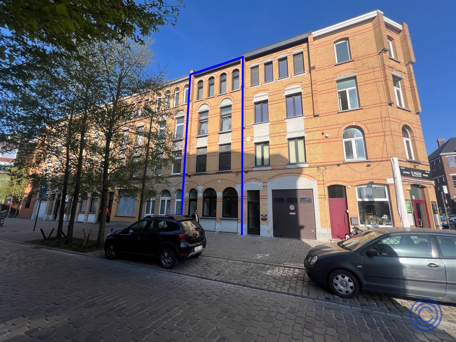 Pand met prachtig authentieke gevel bestaande uit 4 1-slpk app'en op het Eilandje foto {{pictureIndex}}