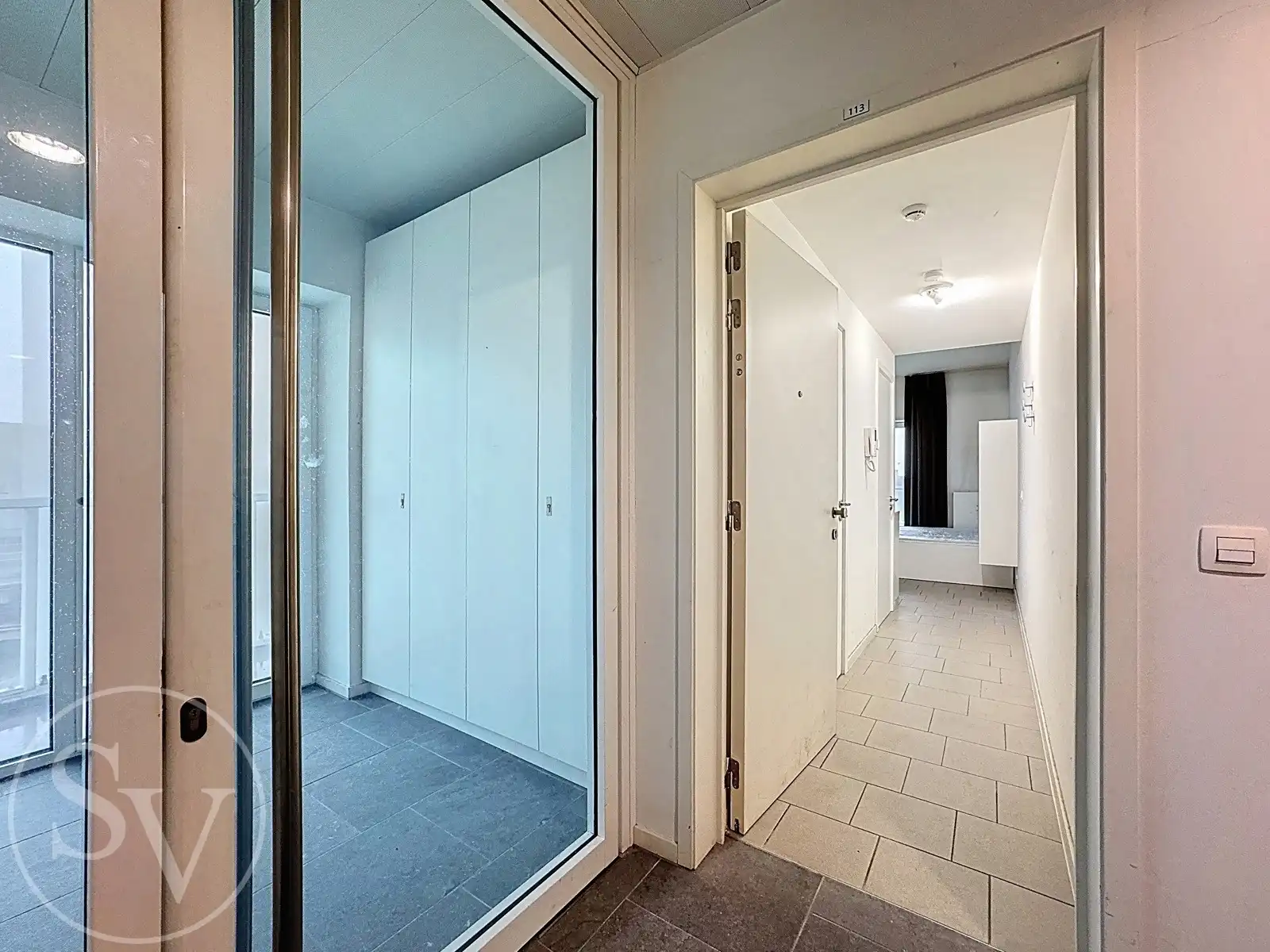 Kamer met terras, kelder en parking. foto 3