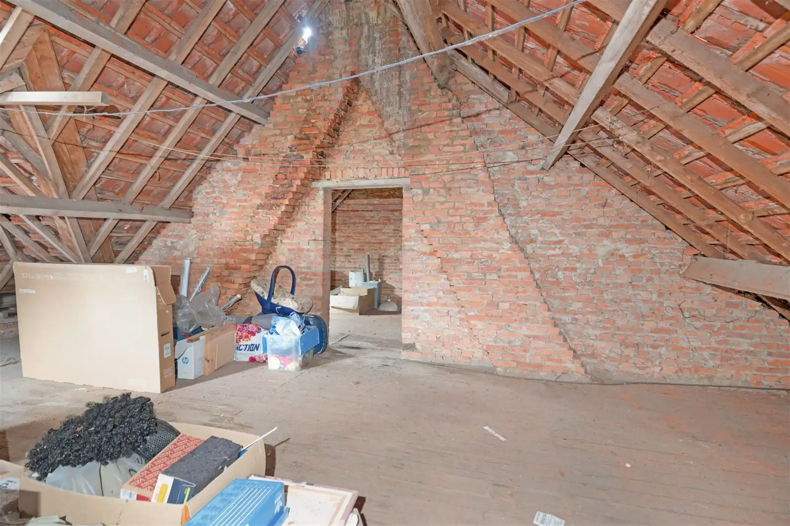 Te renoveren gezinswoning met garage en tuin op 7are55 foto 16