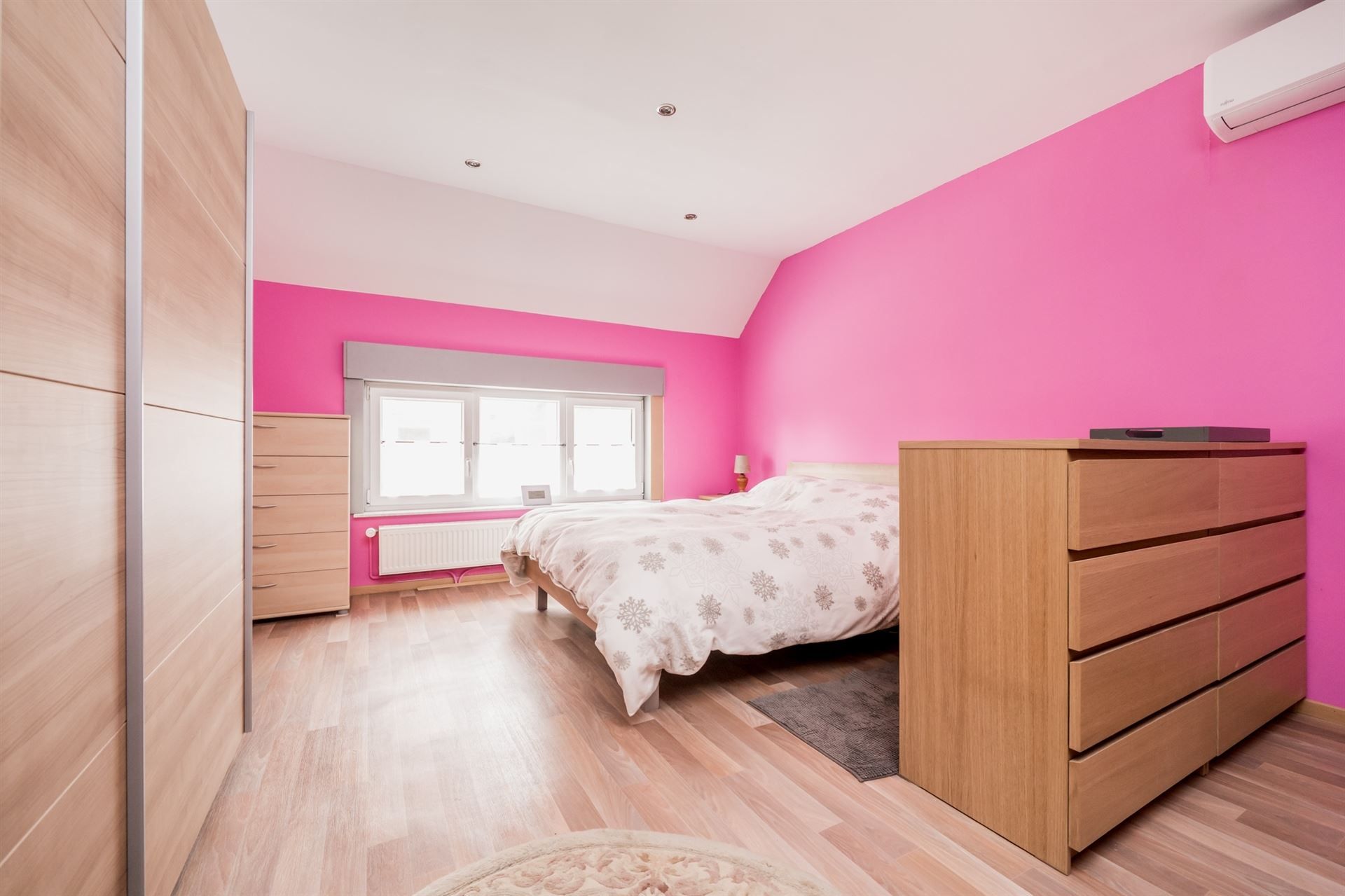 Zeer gezellige en charmante woning met prachtige tuin, oprit en ruime garage foto 10