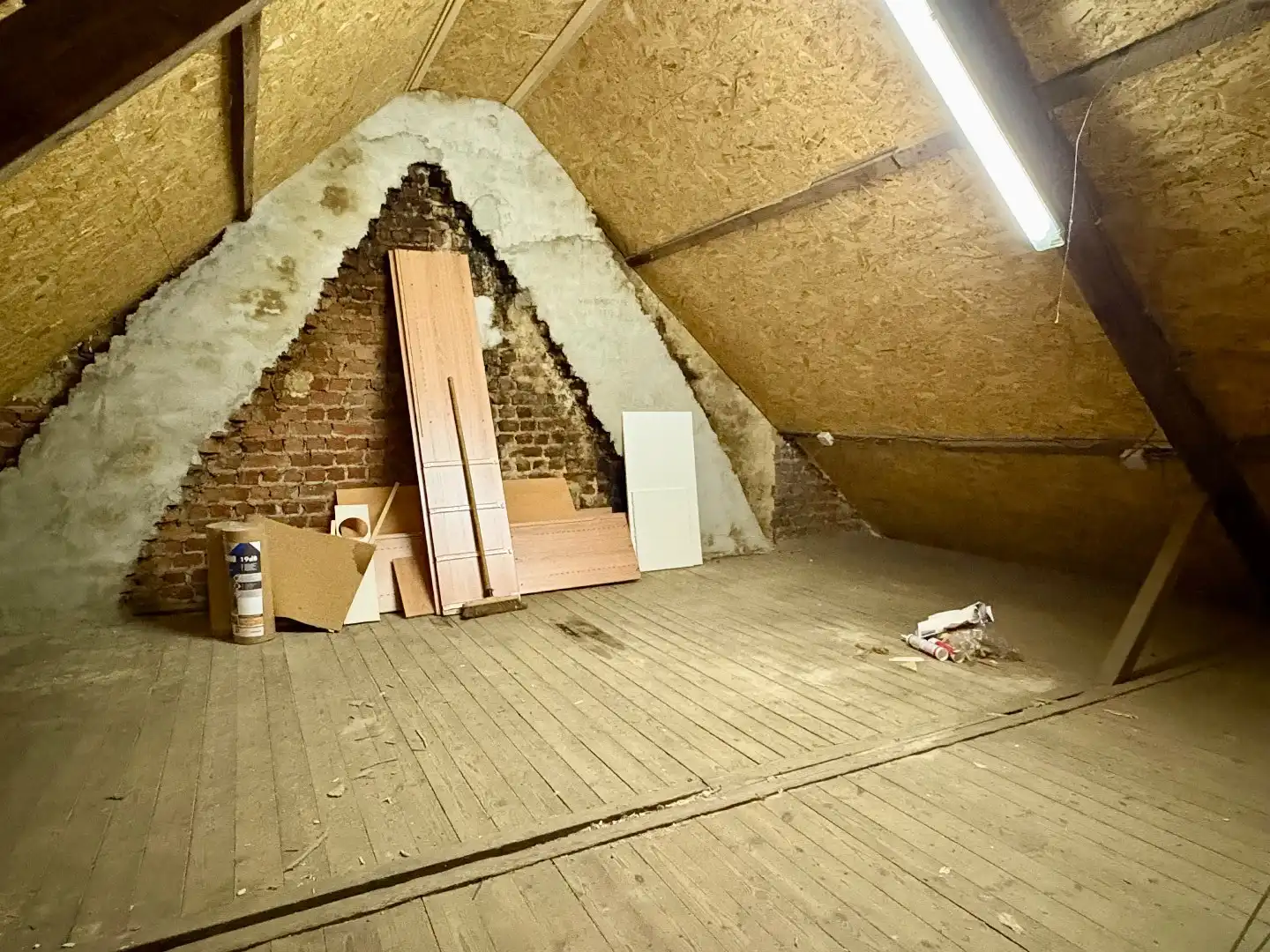 Woning te koop in het landelijke Tiegem met veel potentieel foto 12