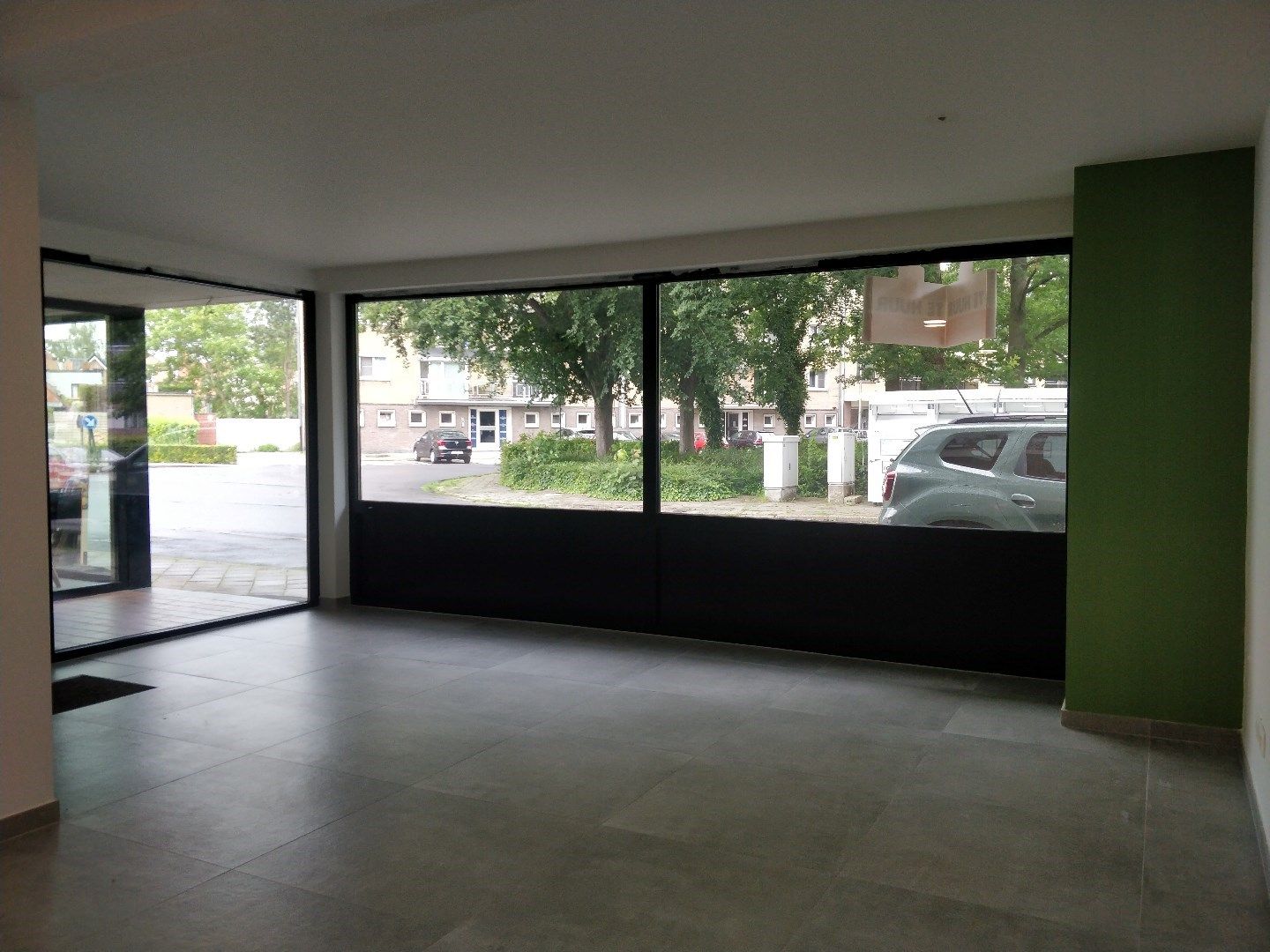 Handelspand met showroom en opslagruimte in het centrum van Lokeren. foto {{pictureIndex}}