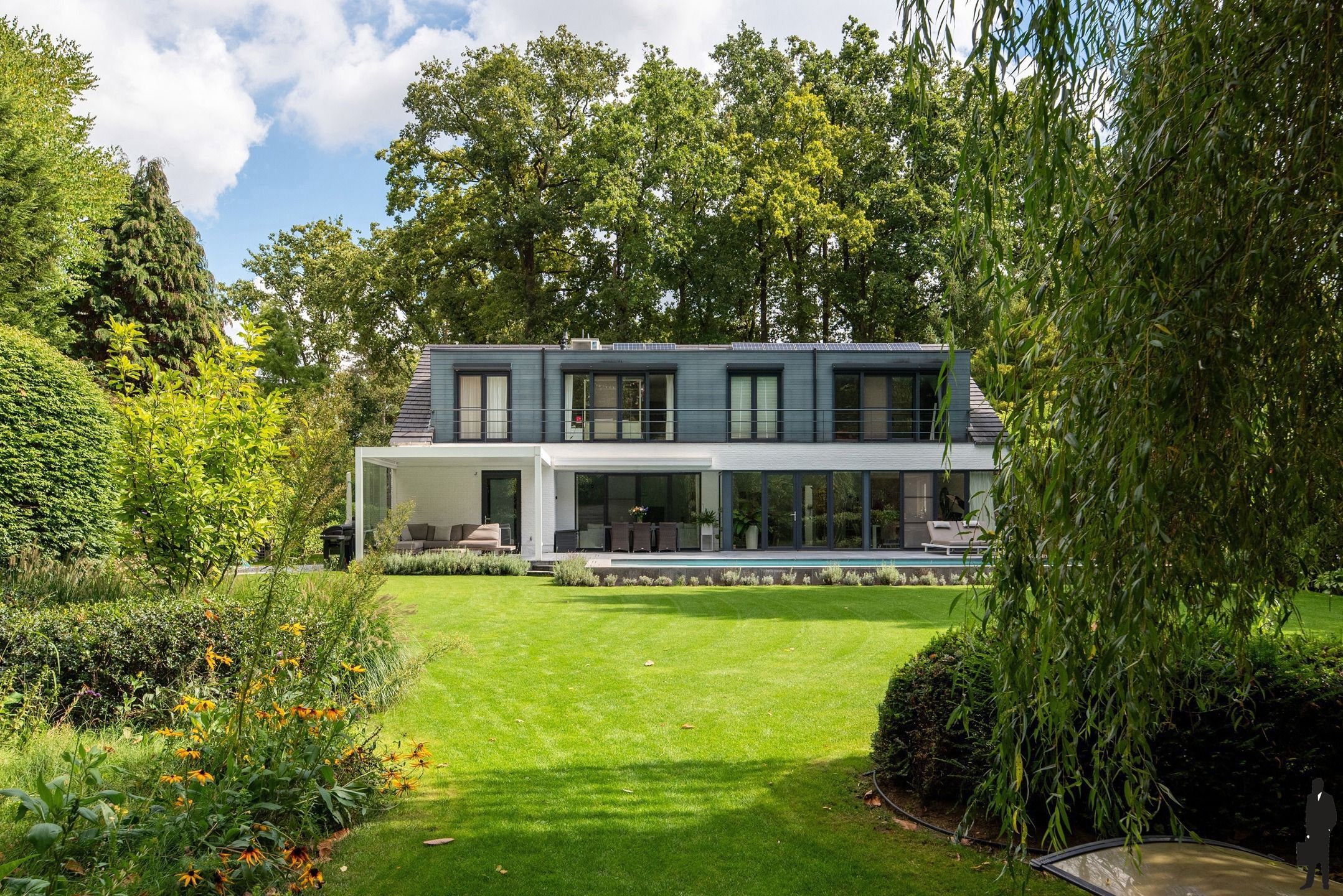 Moderne villa met zwembad foto {{pictureIndex}}