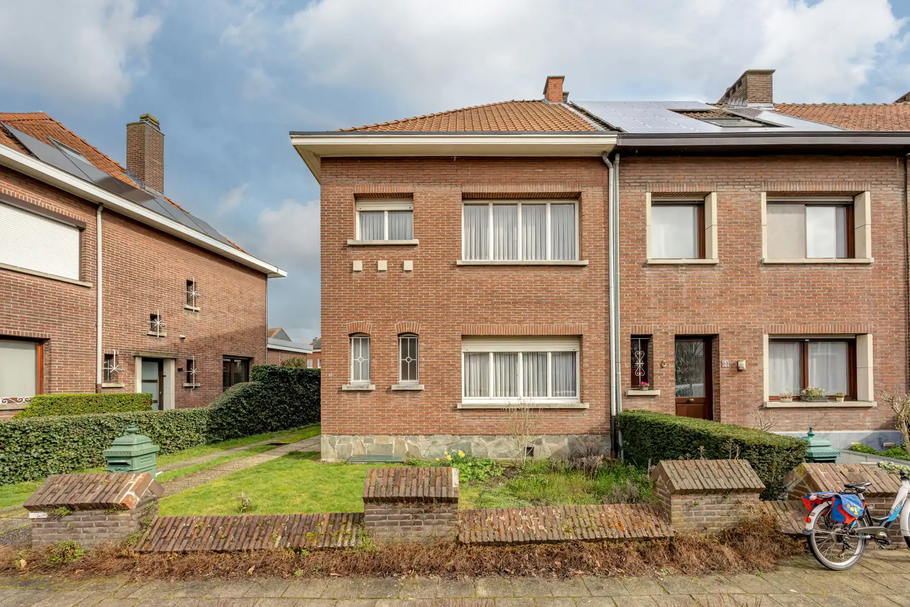 Hoofdfoto van de publicatie: Half-open bebouwing met potentieel, nabij centrum van Schoten