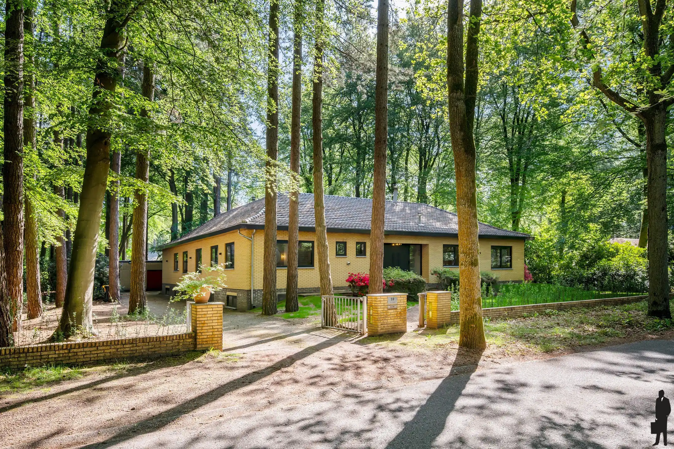 Volledig vernieuwde laagbouwvilla met 4 slaapkamers op residentiële ligging te Dennendael. foto 2