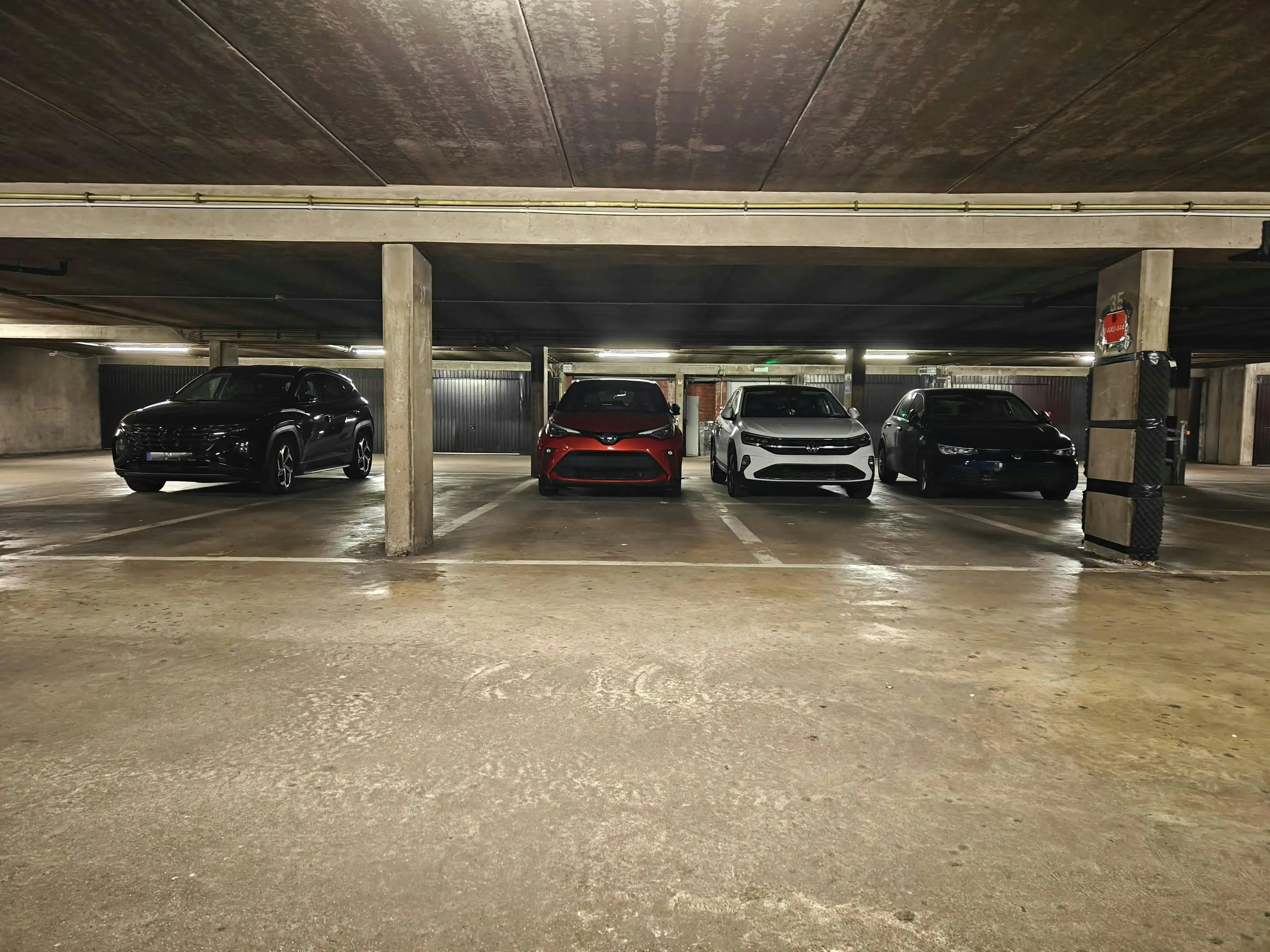 Overdekte autostaanplaats te koop in Borgerhout foto {{pictureIndex}}