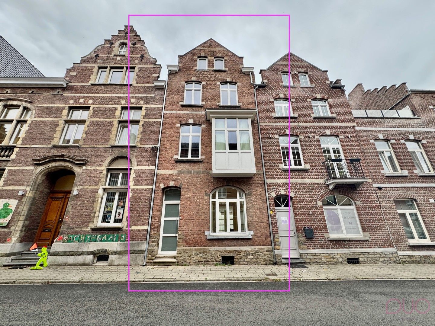 Instapklare herenwoning in het hartje van Sint-Truiden met 6 slaapkamers foto {{pictureIndex}}
