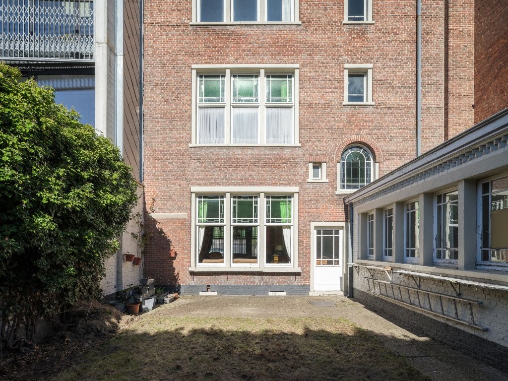 Op te frissen, karaktervolle art déco herenwoning naar de hand van architect J. Hebbelynck met aangename stadstuin met bijzonder veel potentieel. foto 6