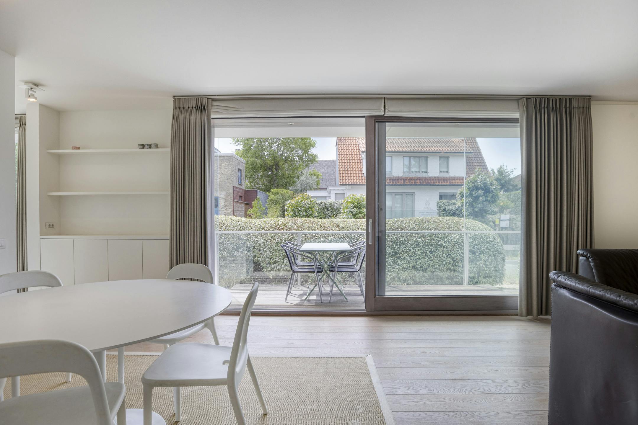 Modern appartement van Rietveld op enkele passen van zee! foto 3