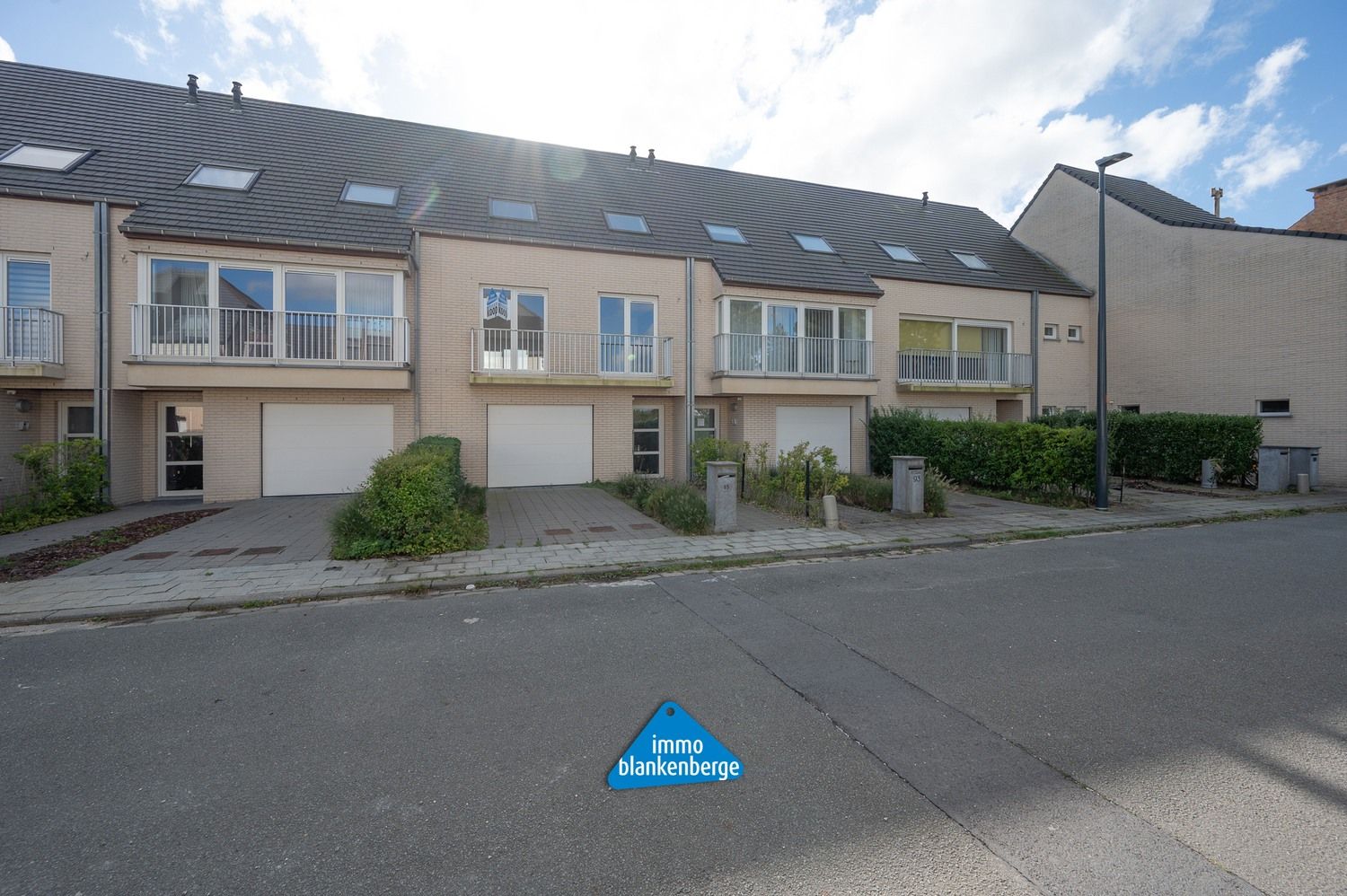 Bel-etage met een Lichtrijke Leefruimte, Grote Garage en een Zuidgerichte Tuin foto {{pictureIndex}}