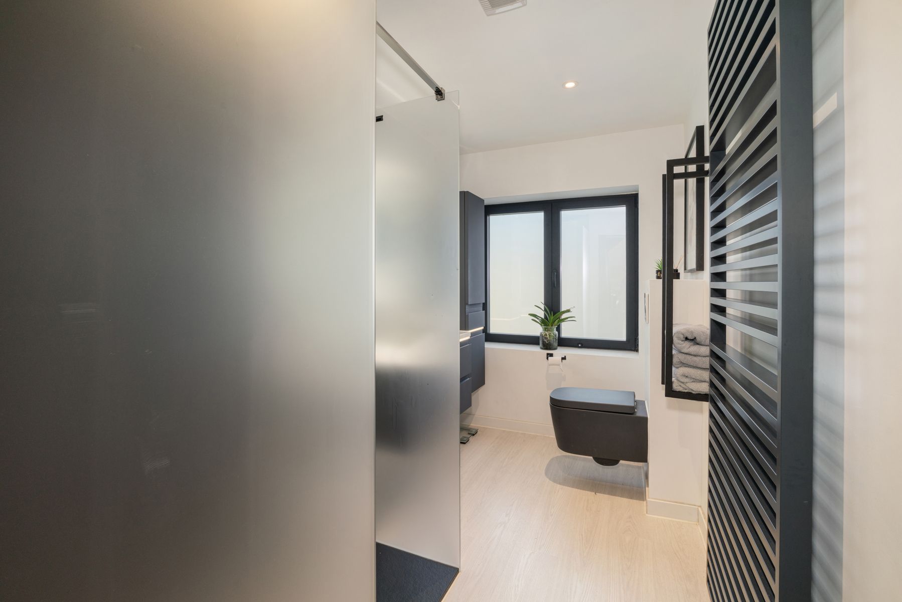 TE KOOP - deels gerenoveerde woning met 4 slaapkamers foto 11