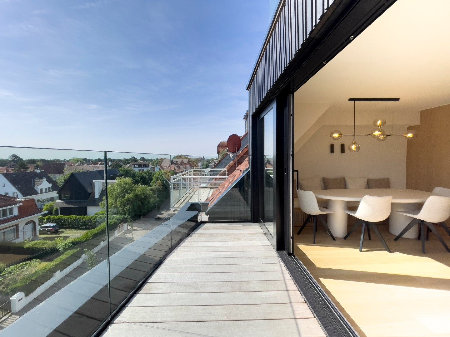Luxueus afgewerkt duplex dakapp. met open zicht over de villa's van het Zoute, gelegen in het centrum van Knokke. Garage te koop foto 4