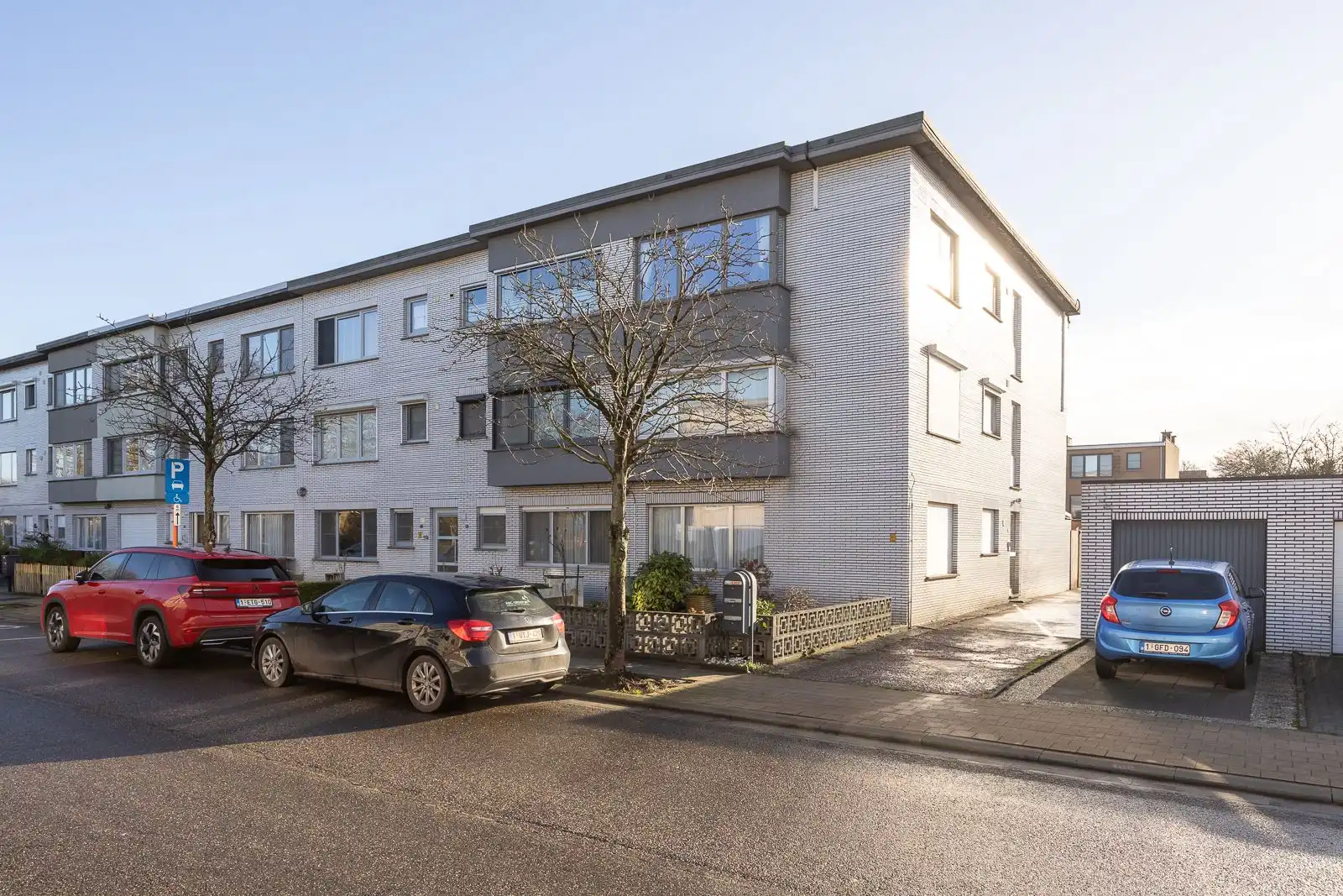 Hoofdfoto van de publicatie: Lichtrijk appartement met 2 slaapkamers, terras en garage in Hoevenen!