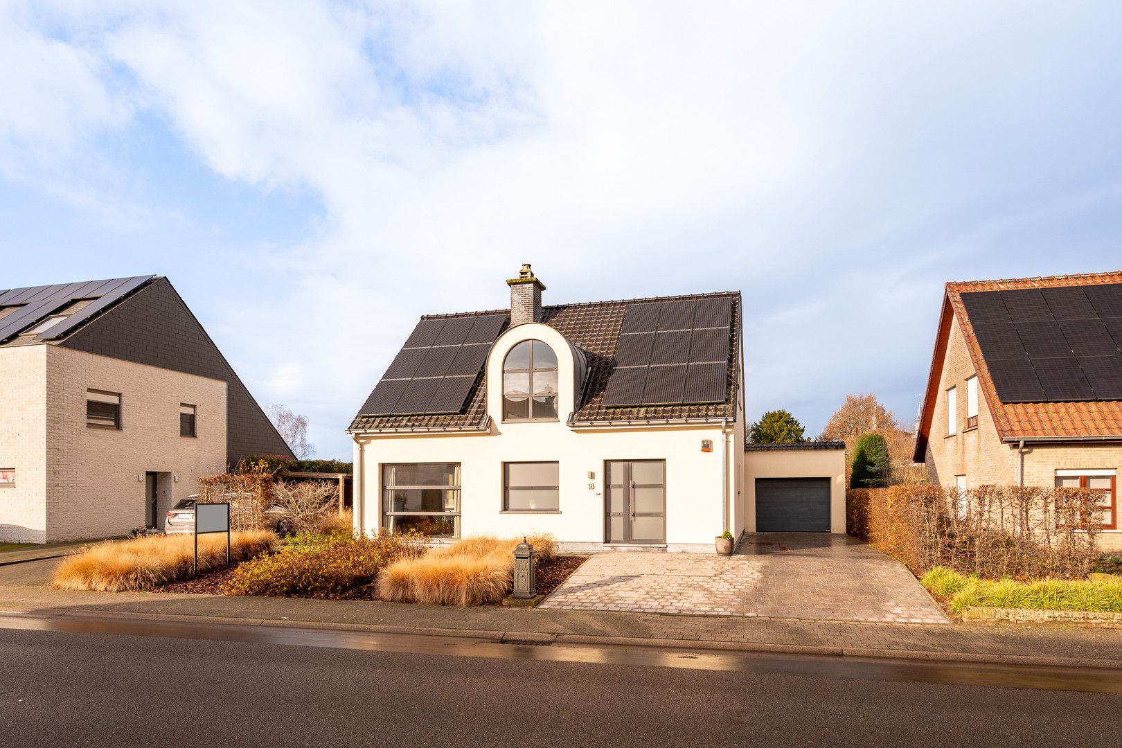 Instapklare villa met grote tuin, garage en zwembad foto 1