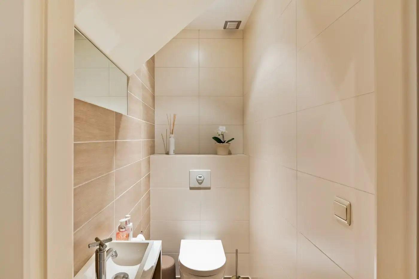 Ruime woning met commerciële ruimte, 2 slpk. en tuin foto 14