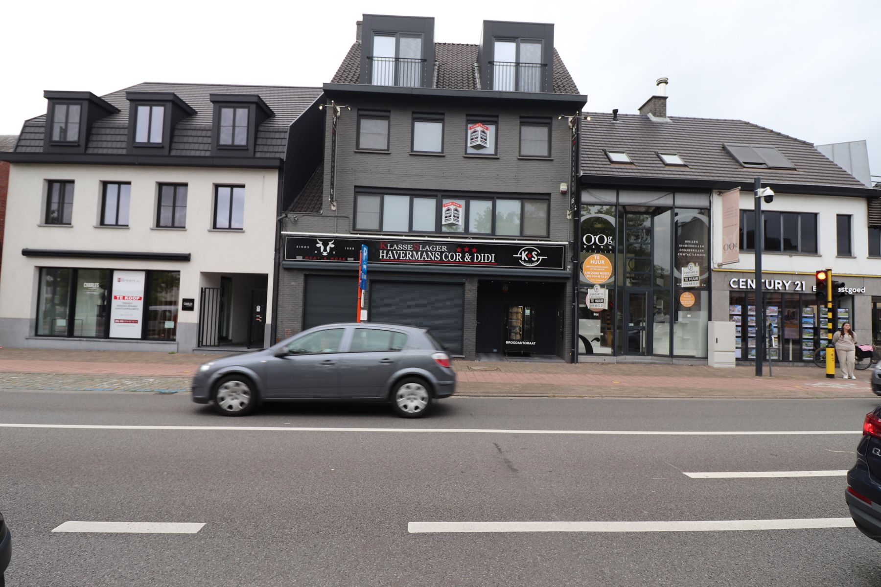 Gerenoveerd appartement op de 1ste verdieping met ruim terras (ca 70 m²) met autostaanplaats en fietsenberging. foto 1