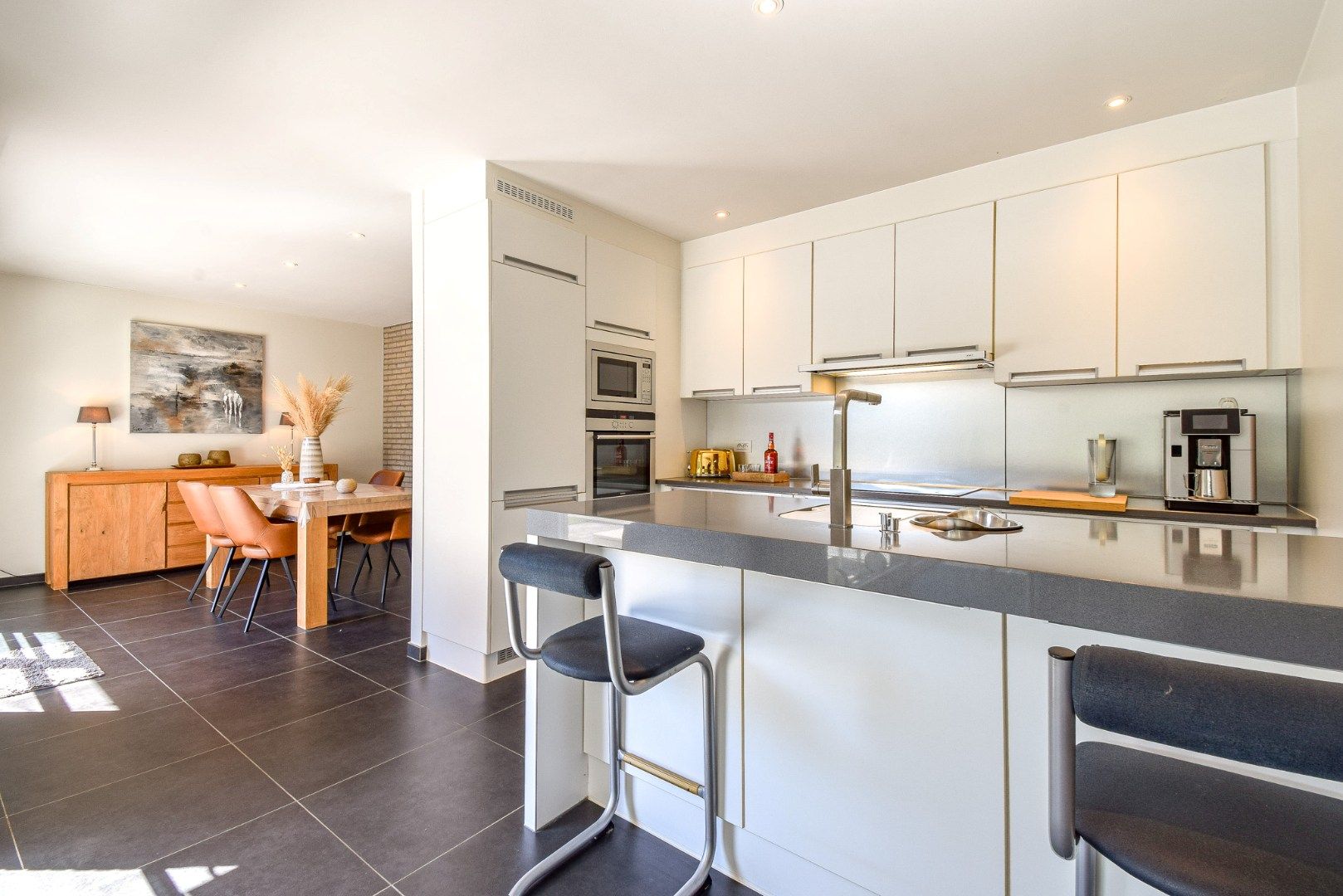 Stijlvol afgewerkte woning met tuin, zwemvijver en uniek zicht foto 5