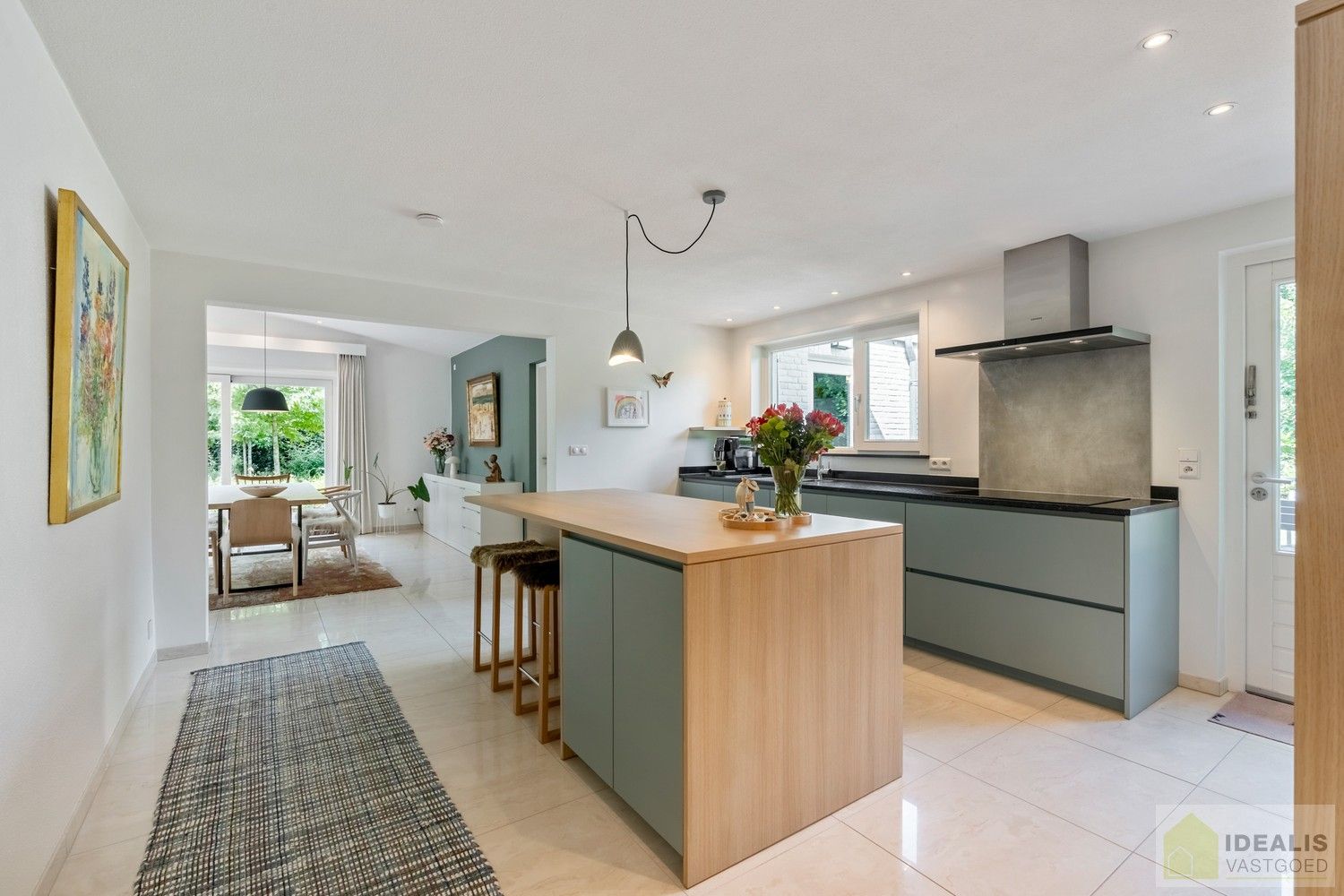 PRACHTIGE VILLA MET SCHITTERENDE ROYALE LEEFRUIMTES, UITGERUSTE KEUKEN, 2 BADKAMERS, 3 SLAAPKAMERS, CARPORT VOOR 2 WAGENS EN KNAP AANGELEGDE TUIN. DEZE KNAPPE VILLA OP EEN RESIDENTIELE LOCATIE BESCHIKT OP DE GELIJKVLOERSE VERDIEPING OVER EEN ROYALE INKOMHAL, RUIME LEEFRUIMTE MET AANSLUITEND EETKAMER EN PRAKTISCH UITGERUSTE LEEFKEUKEN MET EEN BIJKEUKEN/WASPLAATS MET TOEGANG TOT TERRAS, BADKAMER EN 2 SLAAPKAMERS; OP DE VERDIEPING BESCHIKT DE WONING OVER EEN PRACHTIGE MASTERBEDROOM MET AANSLUITEND EEN LUXUEUZE BADKAMER. EEN ‘MUST SEE’ VOOR KOPERS OP ZOEK IN HET MOOIE SEGMENT! foto 14