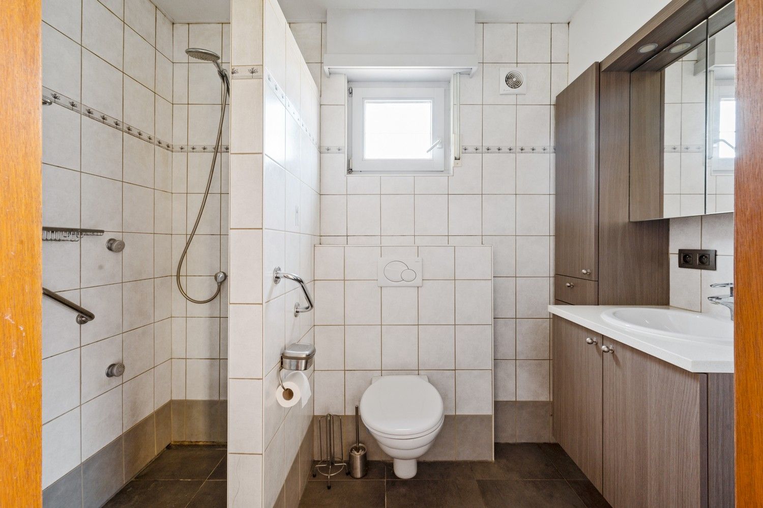 Charmante te renoveren woning met 2 slaapkamers, gezellige tuin en een grote garage in Massenhoven! foto 11