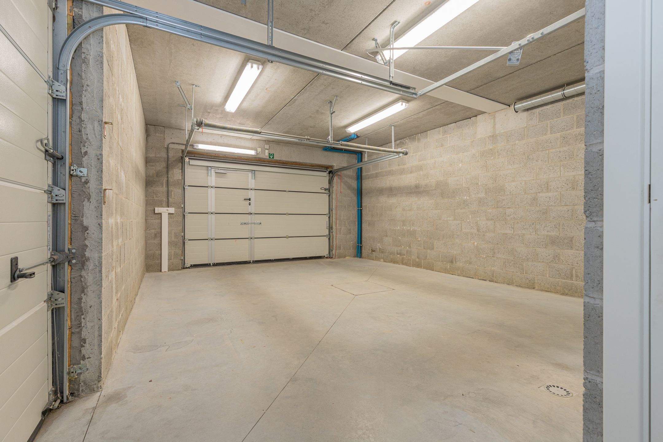NIEUWERKERKEN - Recent gebouw met magazijn foto 9