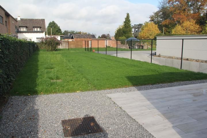 Energiezuinig (E48) gelijkvloers appartement, Kerkplein 4, midden in het centrum van Kortessem en voorzien van alle modern komfort: lift naar de garage, cv op aardgas, aluminium ramen met dubbel glas, ingerichte keuken met keramische kookplaat, vaatwasser, oven en koelkast. Berging, apart toilet, 3 slaapkamers, badkamer met inloopdouche en dubbele wastafel, ruim zuid-westelijk georiënteerd terras + kleine privé tuin aan de achterkant, dubbele garagestandplaats, kelderberging. Het appartement is  foto 2