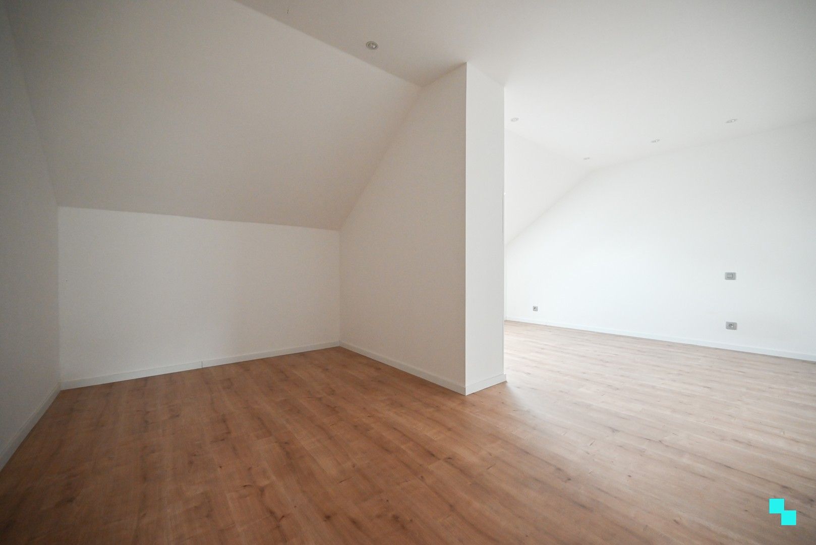 Compleet vernieuwde duplex met 4 slaapkamers en zonneterras in hartje Wevelgem foto 13
