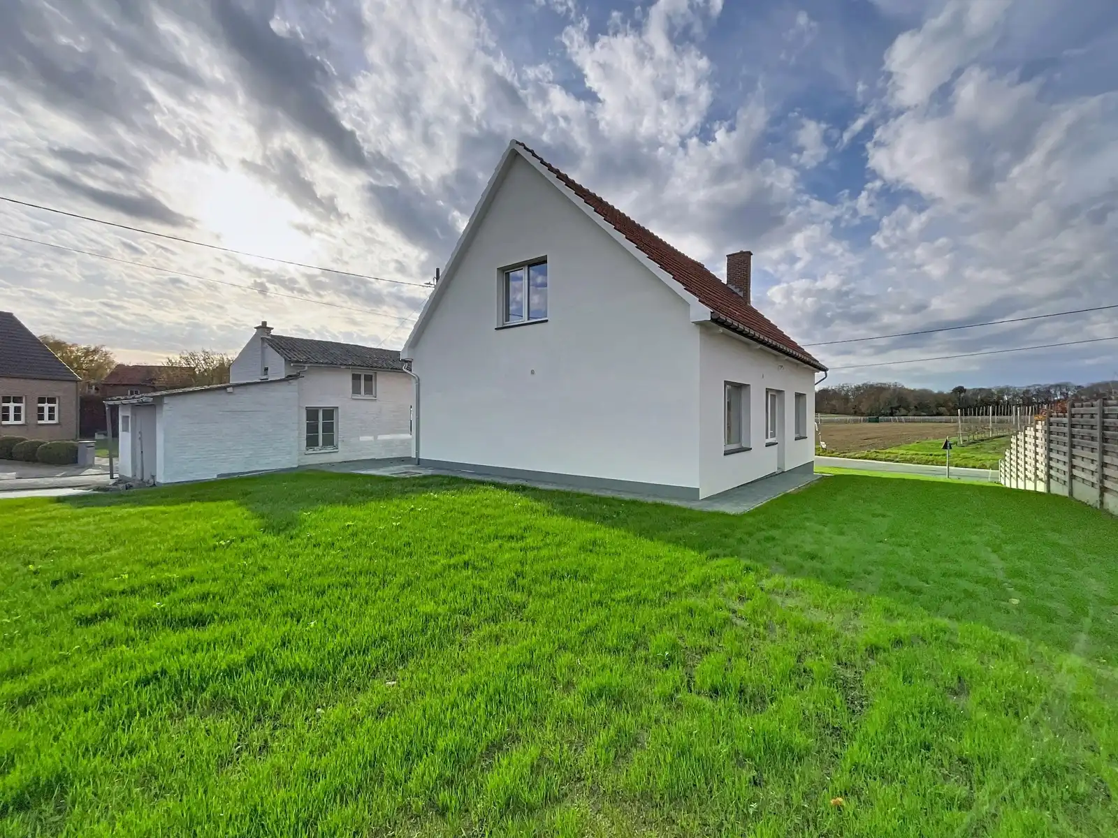 Instapklare gerenoveerde woning 3 slpks - tuin en garage foto {{pictureIndex}}