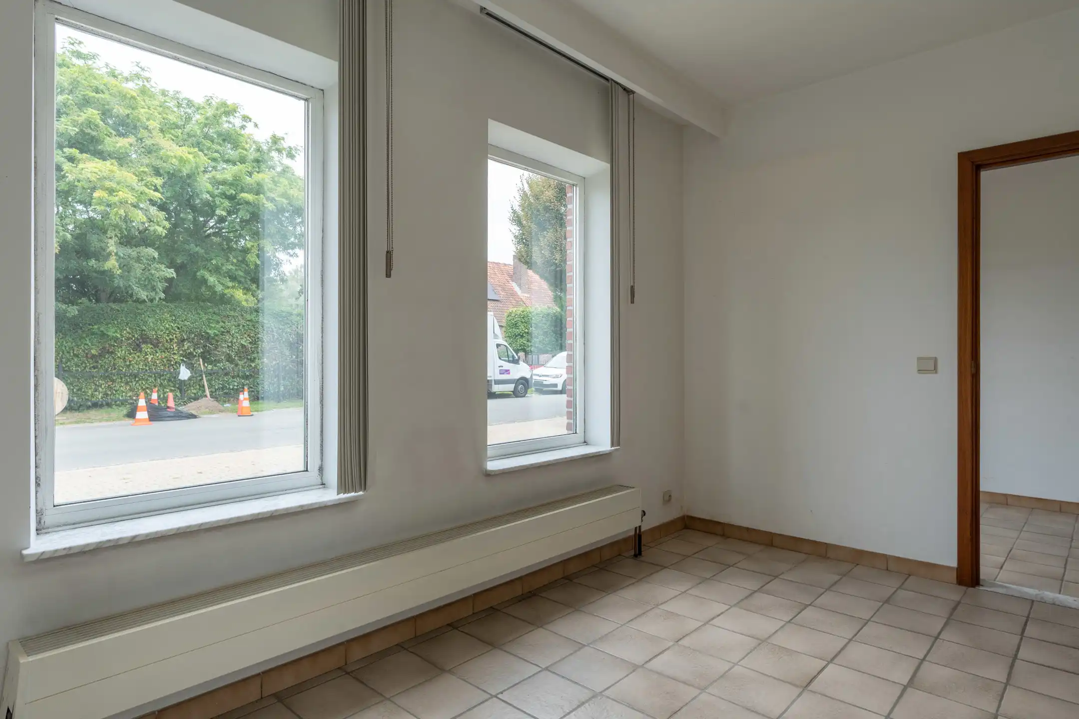 Ruime laagbouw met 3-4 slpk én praktijk en grote garage foto 8