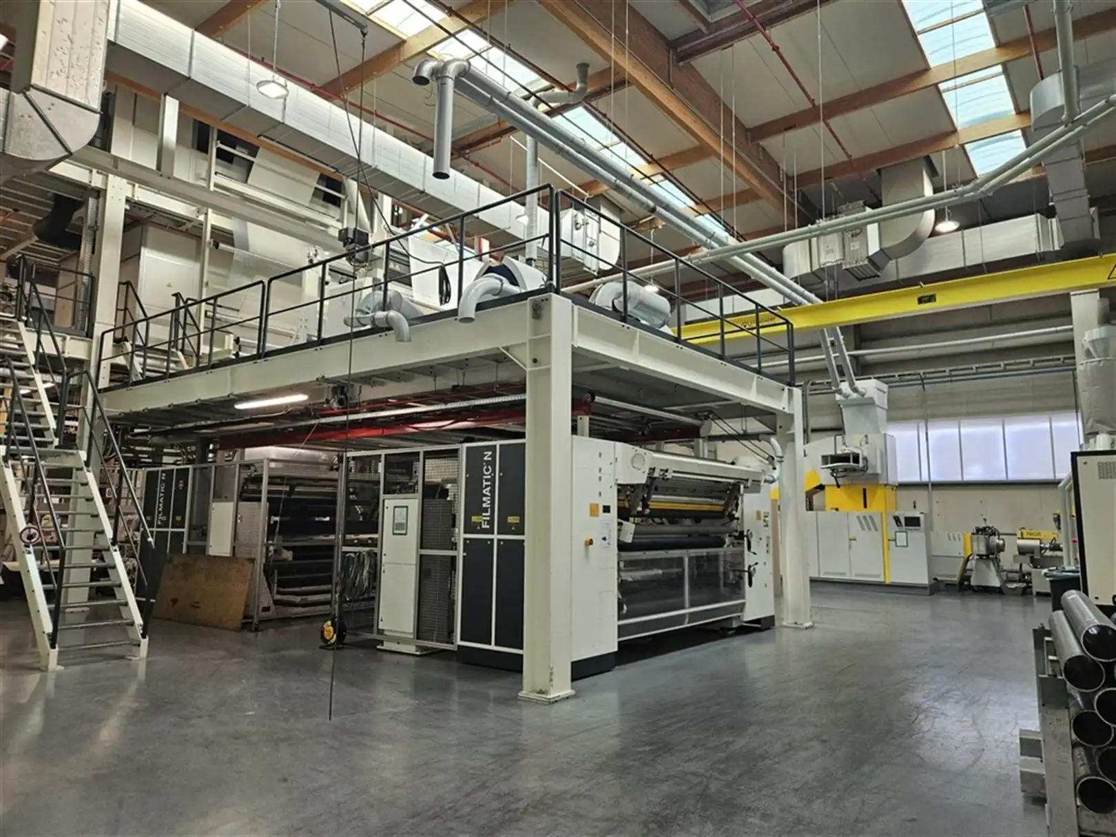 Magazijn met laad- en loskades en kantoren nabij R4 foto 14