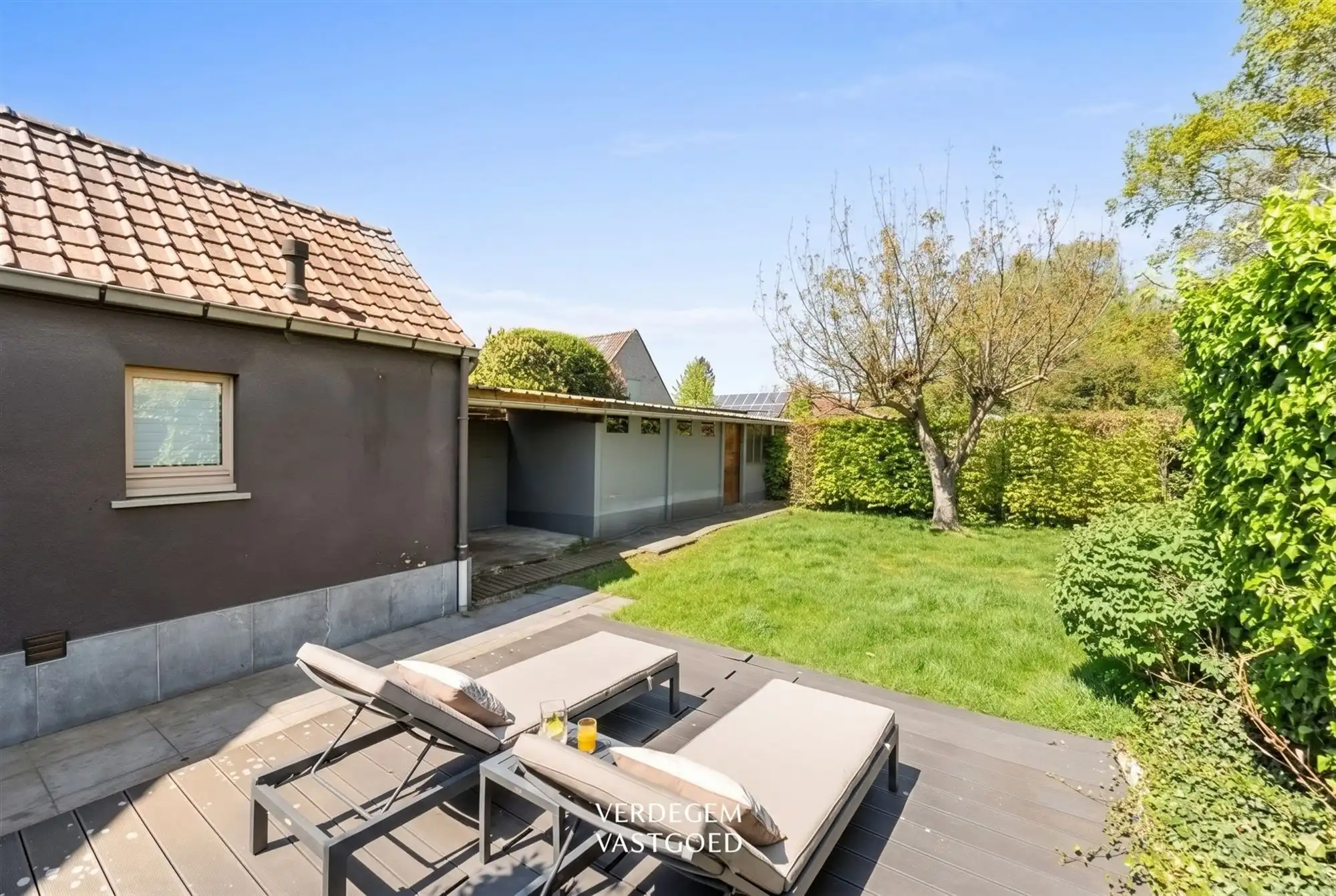 Charmante woning met 2 slaapkamers en fijne tuin met volledige privacy foto 2