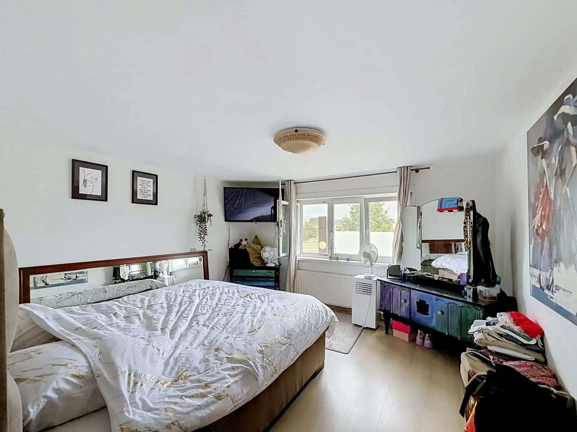 Ruime open bebouwing met 4 slaapkamers, garage en grote tuin. foto 16