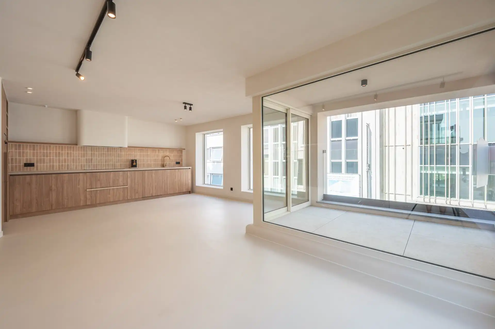 Volledig vernieuwde opbrengsteigendom met drie appartementen en verhuurd handelsgelijkvloers foto 3