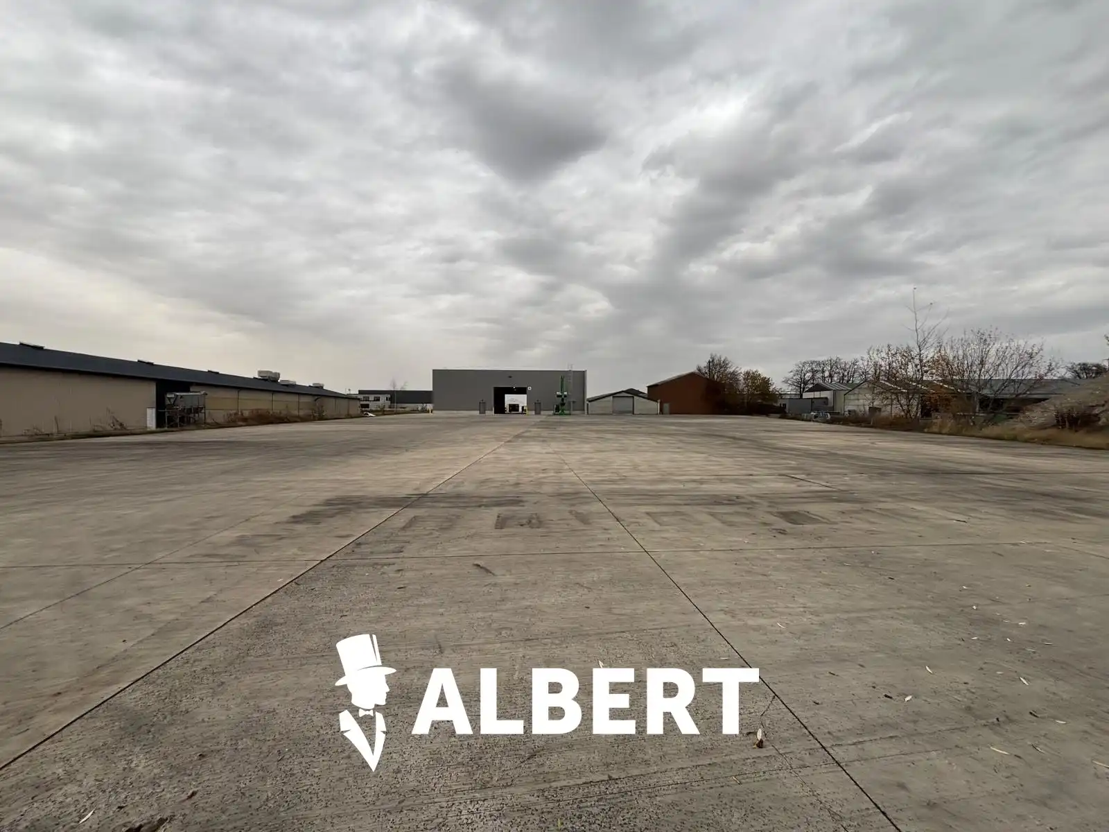 Industriële site met kantoorgebouw en hallen foto 18