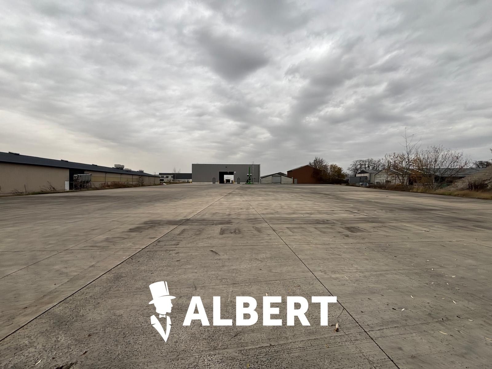 Industriële site met kantoorgebouw en hallen foto 18