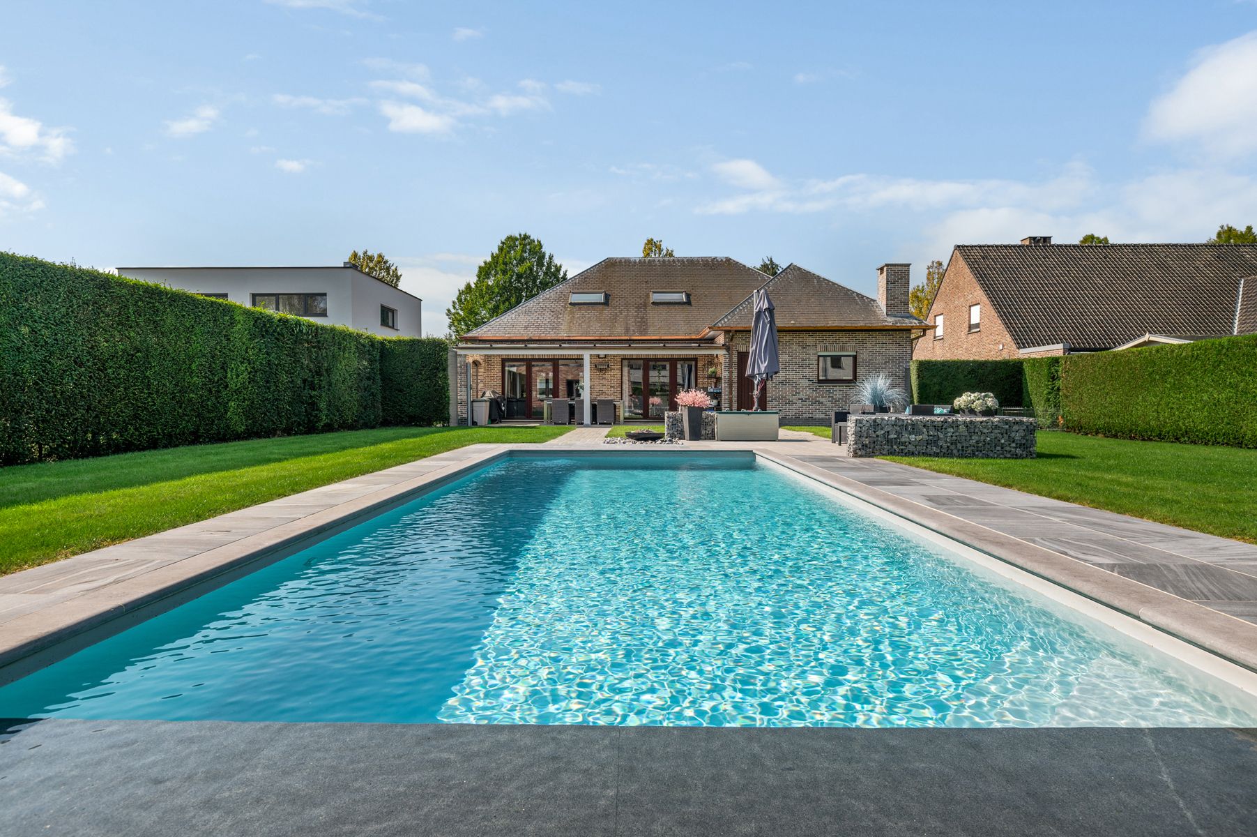 Vrijstaande, instapklare woning met verwarmd zwembad foto {{pictureIndex}}