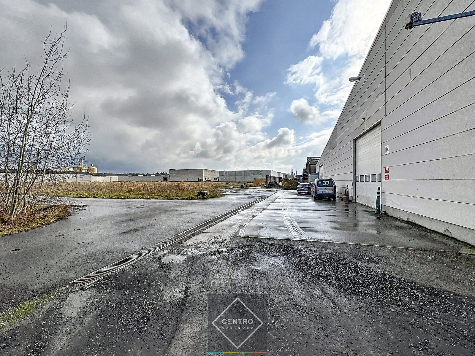 Instapklaar BEDRIJFSGEBOUW bestaande uit een geïsoleerd MAGAZIJN (± 2.935m²) met KANTOORGEBOUW (± 305m²). Ruim verhard buitenterrein én 2 rolbruggen. Op industriezone te Houthulst. foto 8