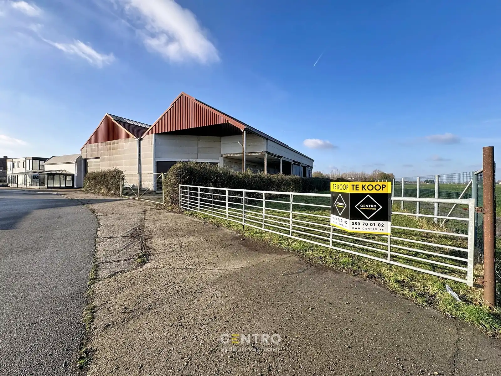 Opslagruimte met showroom en 3 verhuurde appartementen op 3.682m2! foto 4