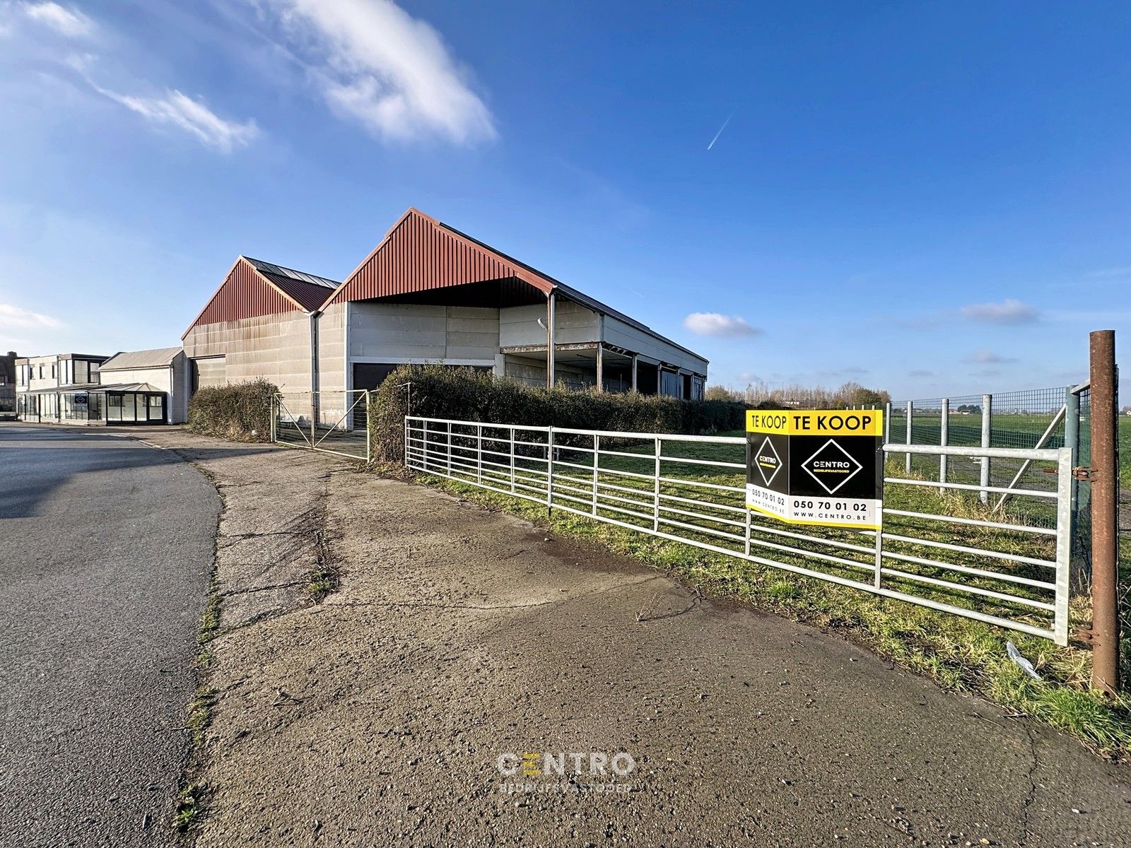 Opslagruimte met showroom en 3 verhuurde appartementen op 3.682m2! foto 2