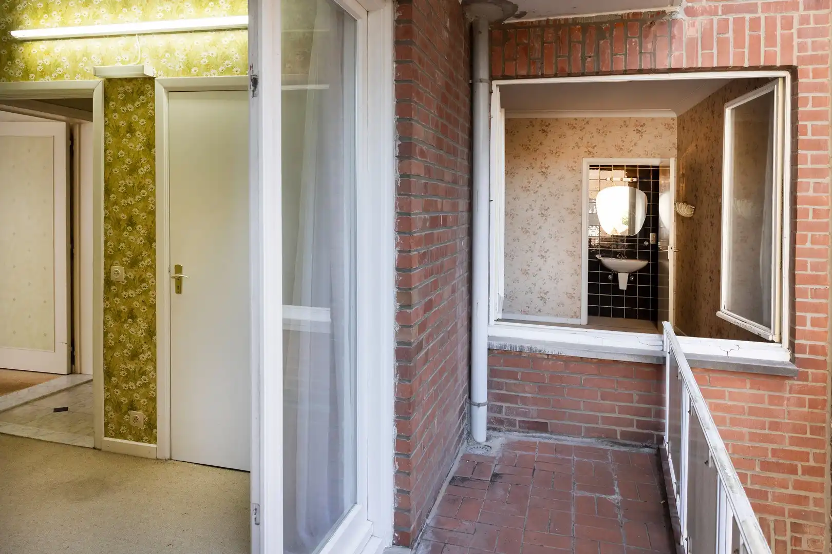 Ruim, te renoveren, appartement met 4 slpks en grote garage. foto 13